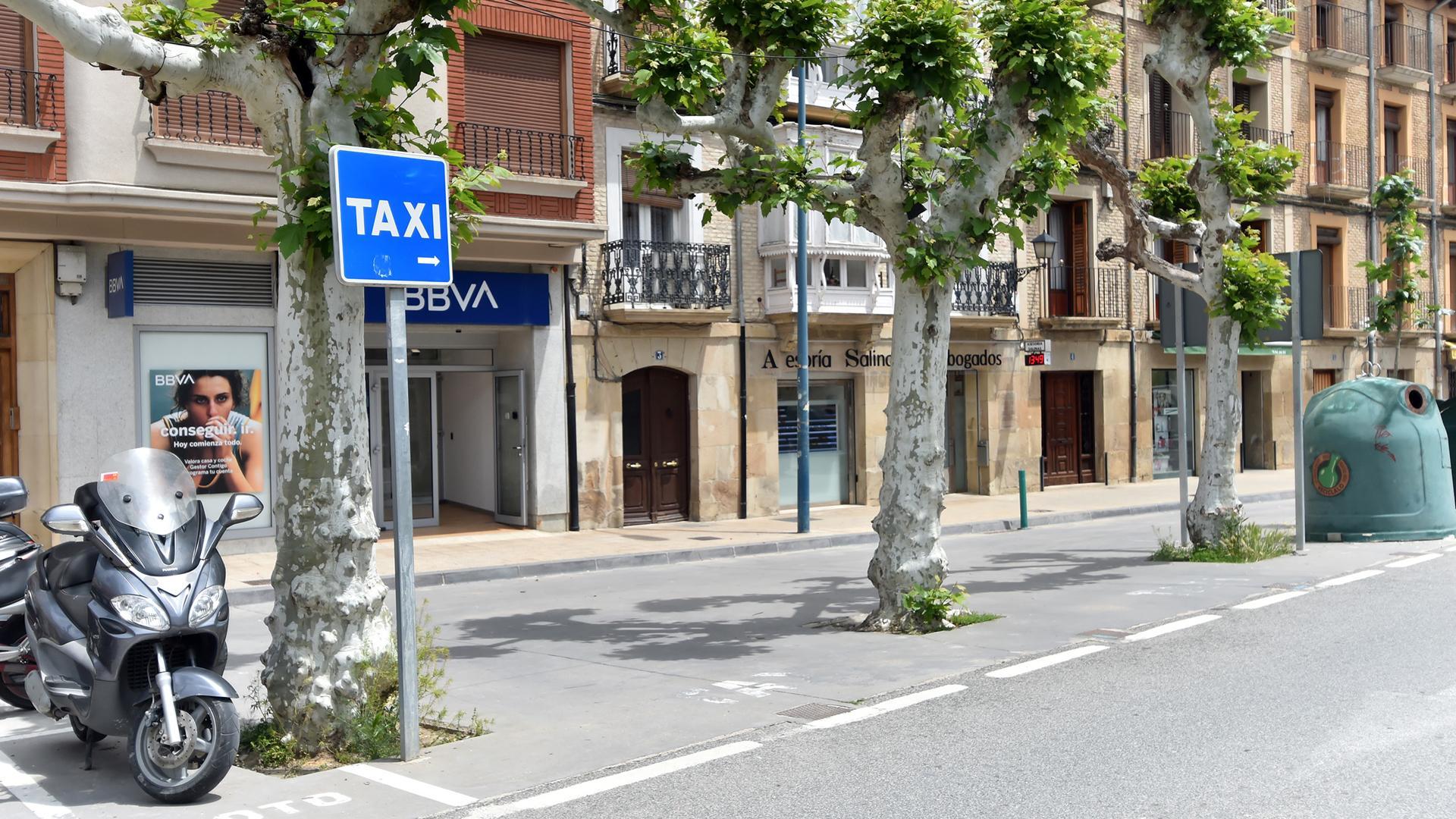 Vista de la parada de taxis, en la avenida de Sangüesa de Tafalla