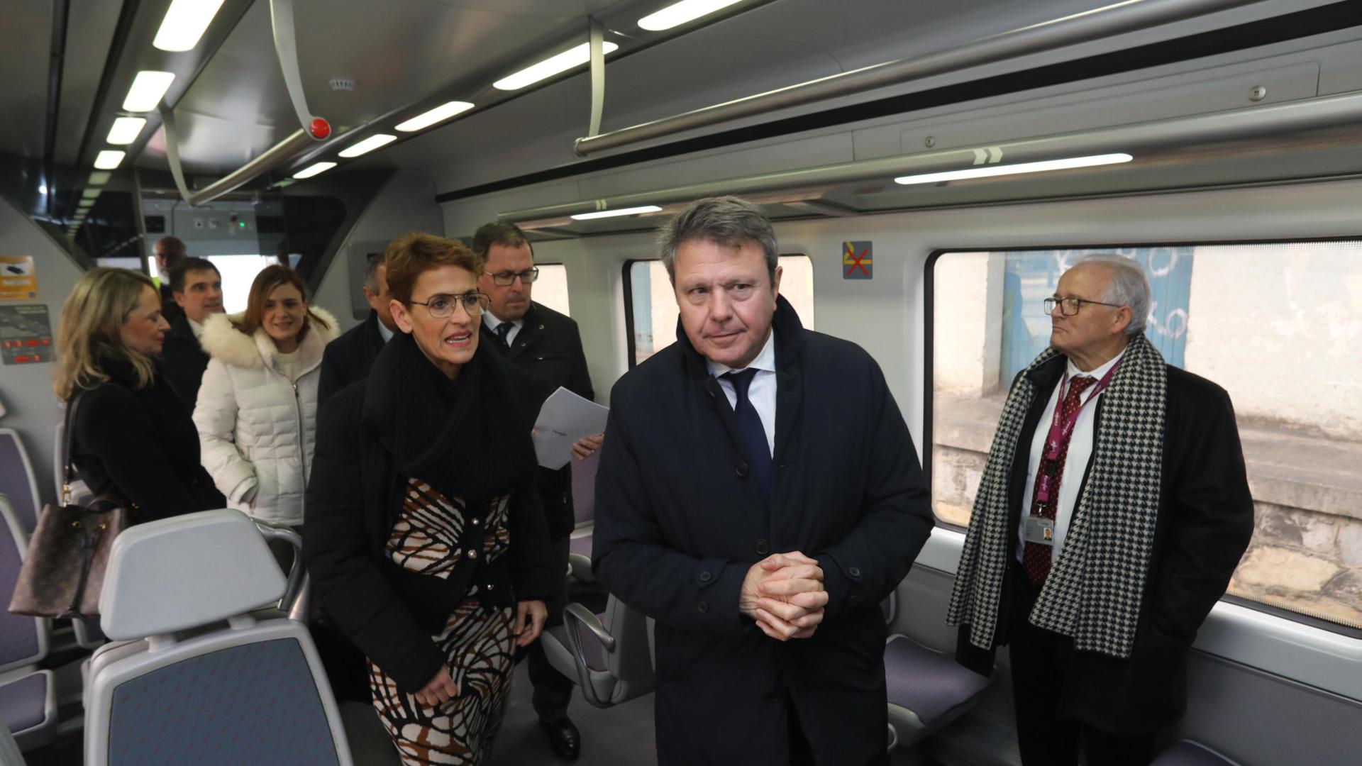 La presidenta Chivite; el presidente de Renfe, Blanco, y el secretario de Estado de Transportes Santano, junto a otros cargos, dentro del tren en su presentación el pasado 22 de enero