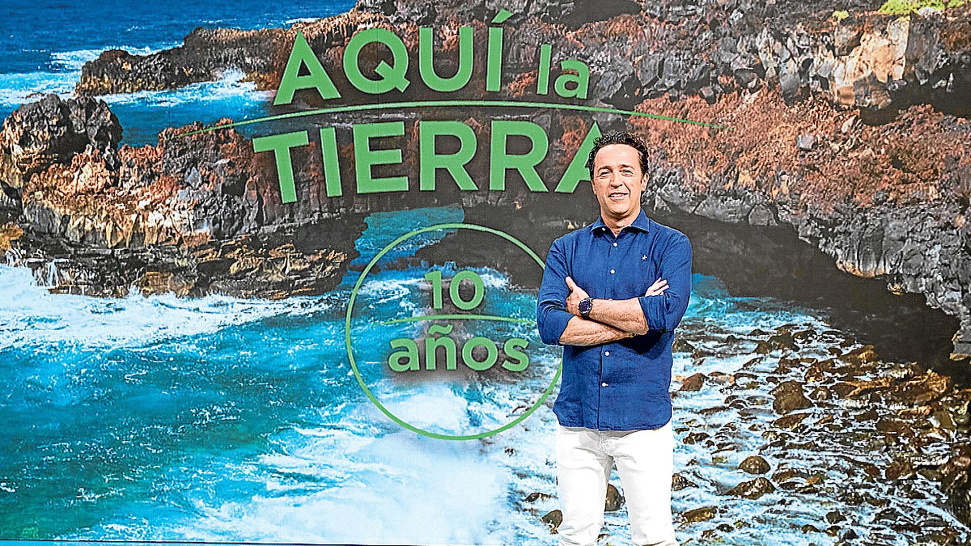Jacob Petrus, director y presentador de ‘Aquí la Tierra’, en el plató del programa