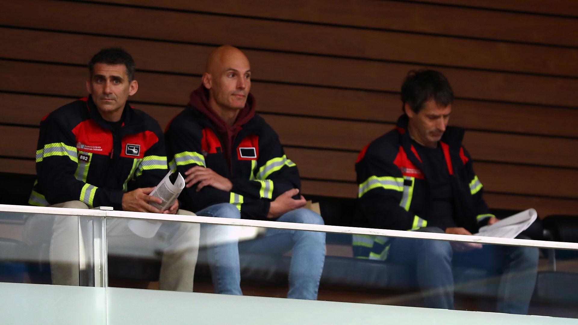 Algunos bomberos han seguido el pleno de este jueves desde la tribuna de invitados