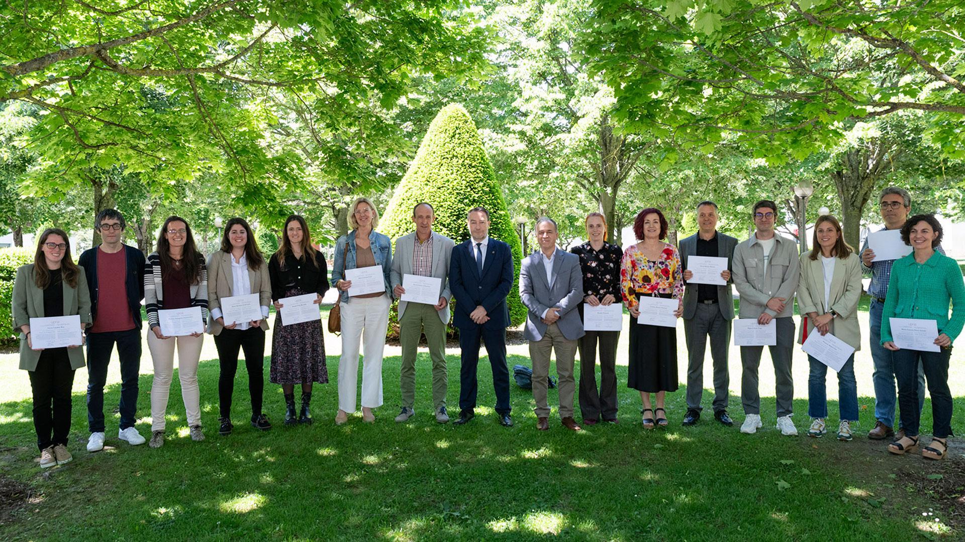 Los premiados, con el rector de la UPNA y el vicerrector de Investigación. De izda. a dcha., Leyre Catalán, Álvaro Martínez, Patricia Aranguren, María Medrano, Maddi Osés, Idoia Labayen, David Astráin; el rector, Ramón Gonzalo; el vicerrector de Investigación, Francisco Javier Arregui; Katalin Nemeth, Camino Bueno, Óscar Martín, Miguel Araiz, Patricia Alegría, Antonio Rodríguez y Gurutze Pérez Artieda