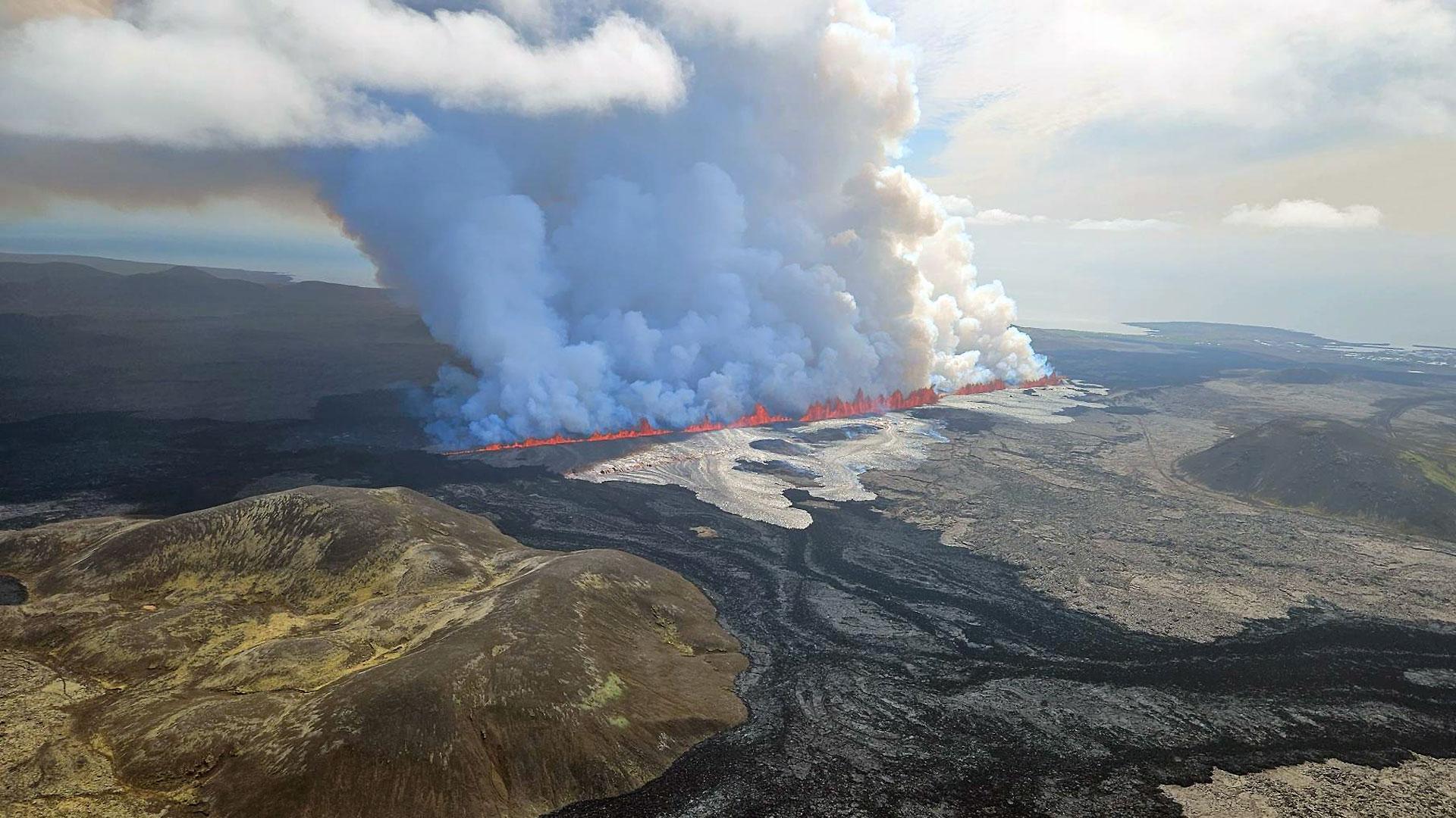 Vista de la erupción volcánica en la península de Reykjanes (suroeste de Islandia)