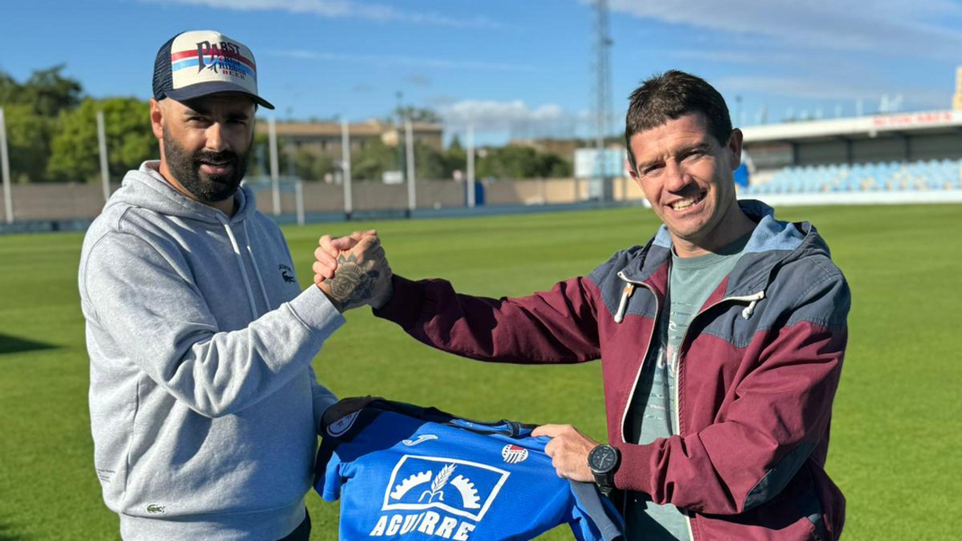 Felipe Palacios, presidente de la Peña Sport F.C., y David Ruiz, entrenador, tras firmar la renovación