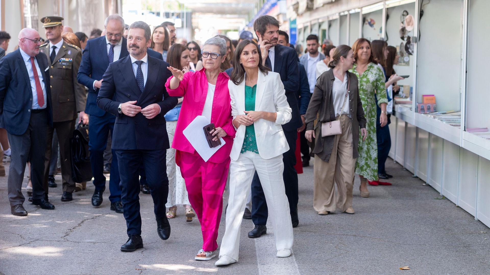 La directora de la Feria del Libro de Madrid, Eva Orúe (c), la Reina Letizia (4d), el ministro de Cultura, Ernest Urtasun (3d), y la delegada de Cultura, Turismo y Deporte del Ayuntamiento de Madrid, Marta Rivera de la Cruz (2d), durante la inauguración de la 83ª edición de la Feria del Libro de Madrid