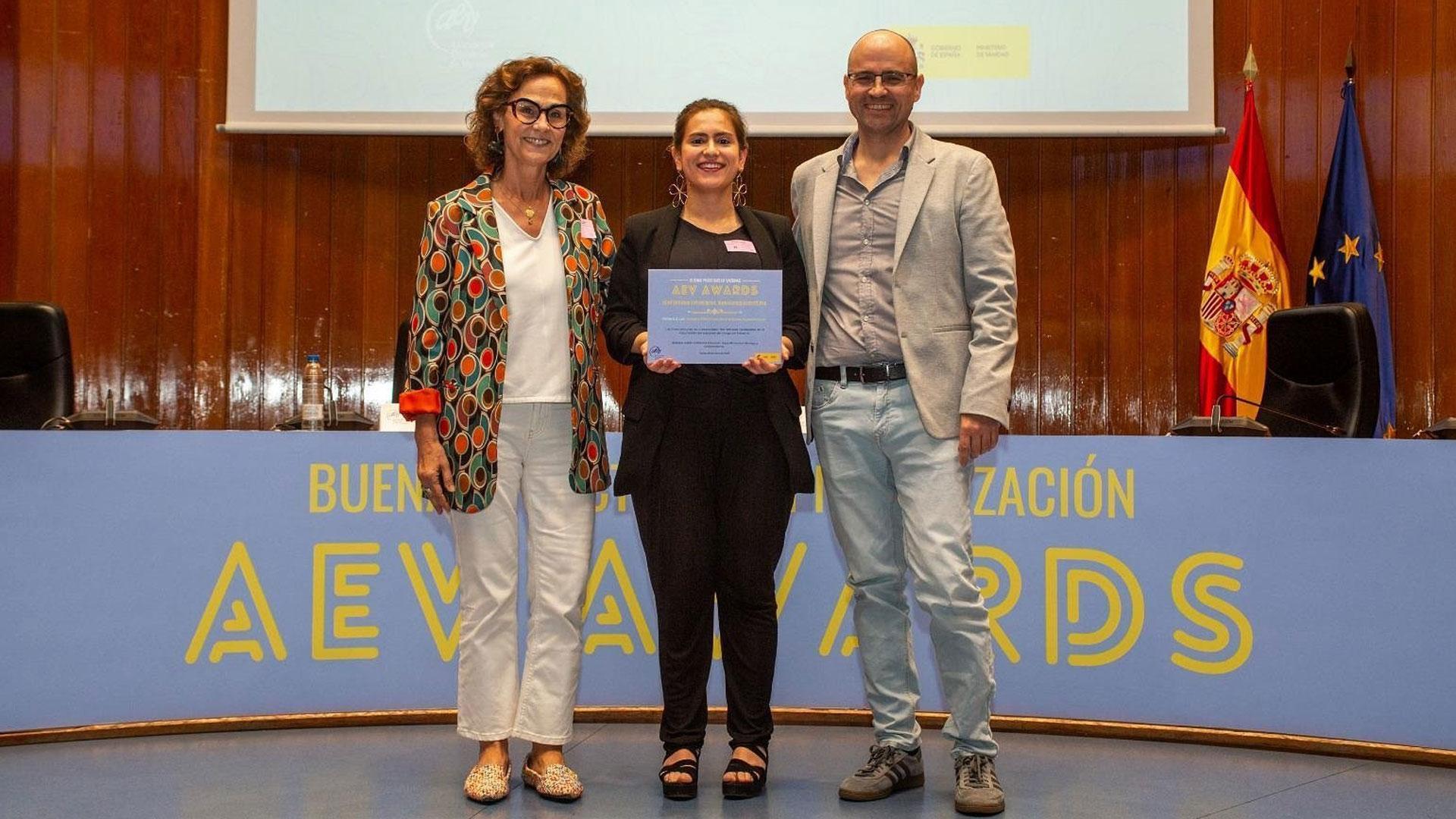 La jefa del servicio de Medicina Preventiva del HUN, Judith Chamorro, y la residente Sara Marquínez recogen el premio otorgado por la Asociación Española de Vacunología