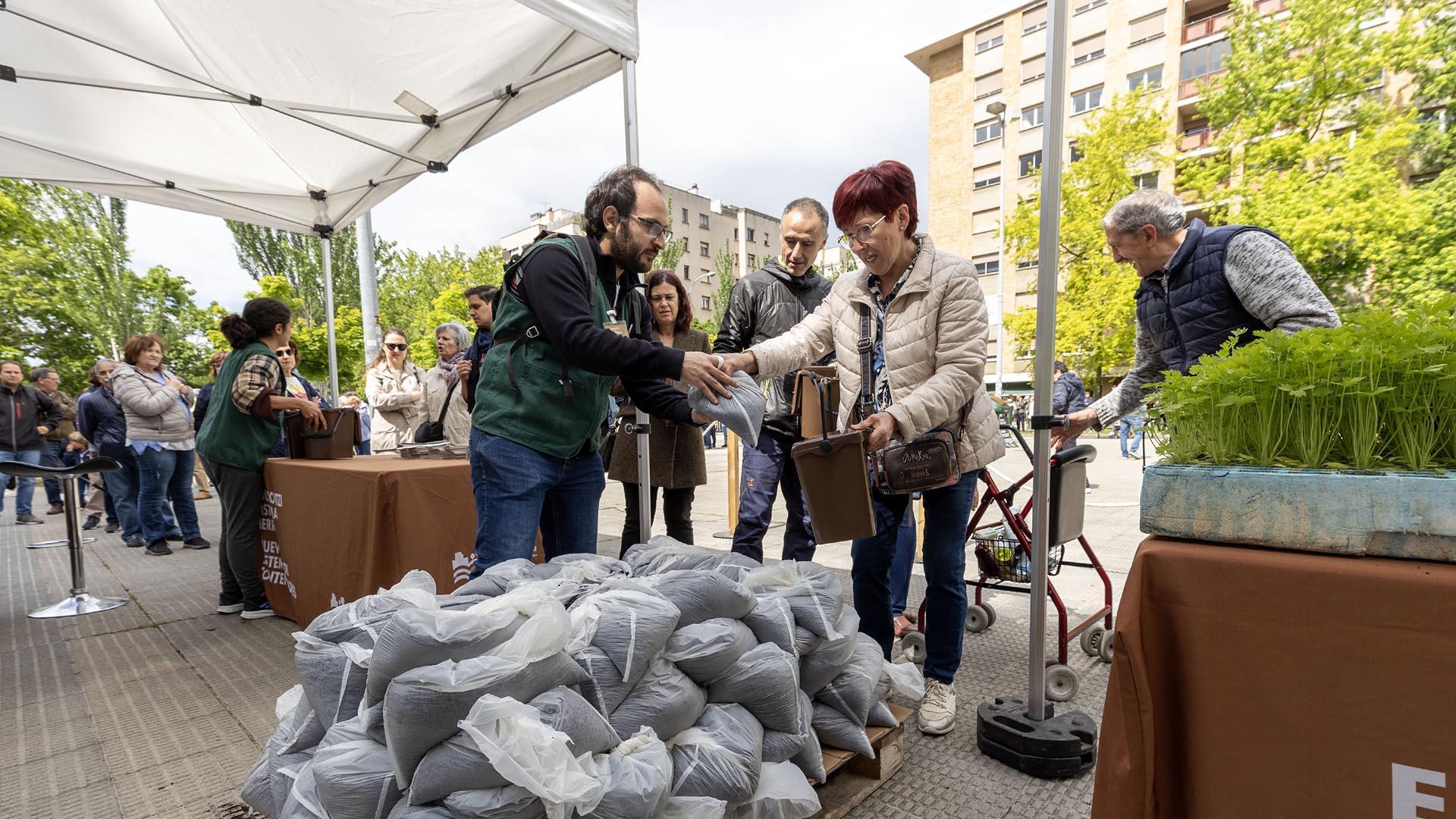 Fotos de la fiesta del reciclaje en la plaza Félix Huarte de Iturrama, organizada por la Mancomunidad de la Comarca de Pamplona.