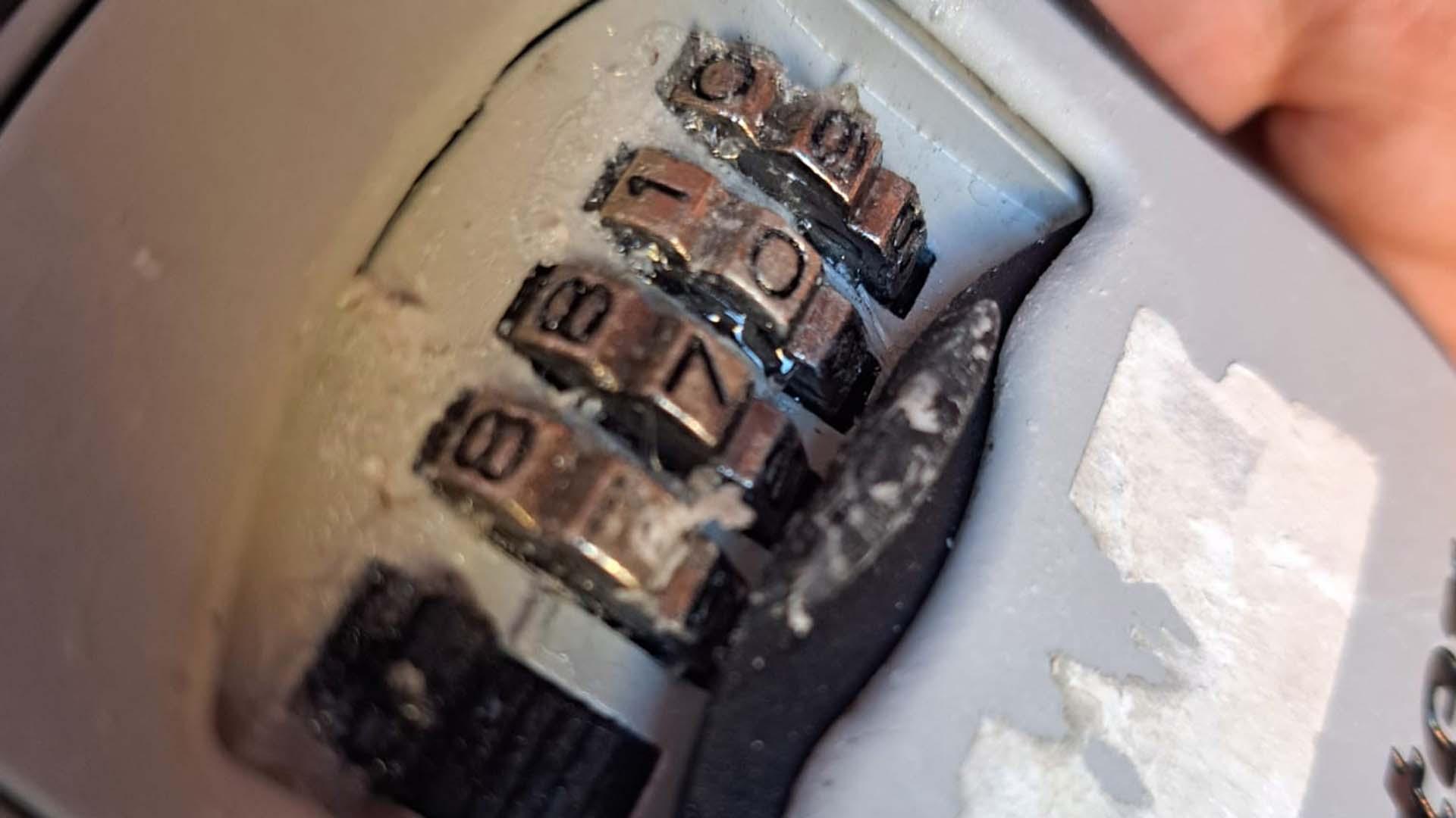 Cerraduras utilizadas para el check in en los apartamentos turísticos han aparecido con silicona y pegamento