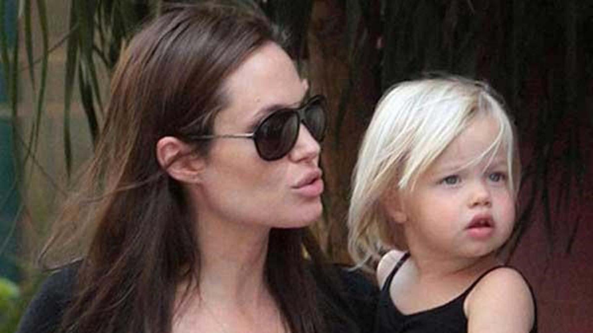 Shiloh Nouvel Jolie-Pitt, cuando era pequeña, en brazos de su madre
