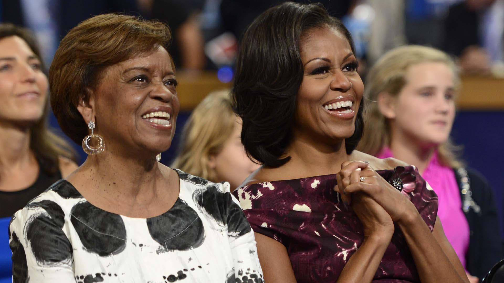 Fotografía de archivo fechada el 6 de septiembre de 2024 de Michelle Obama y su madre, Marian Robinson
