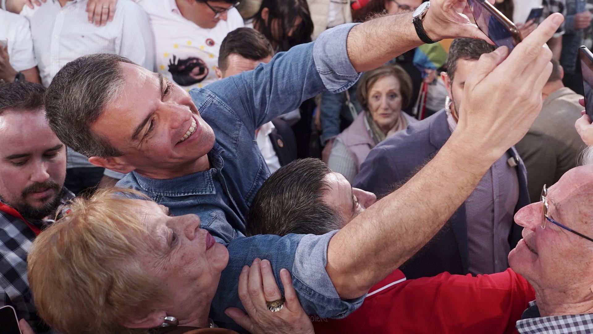 El presidente del Gobierno y secretario general del PSOE Pedro Sánchez (c), durante un momento del mitin de su formación con motivo de las elecciones europeas este viernes en Los Alcázares