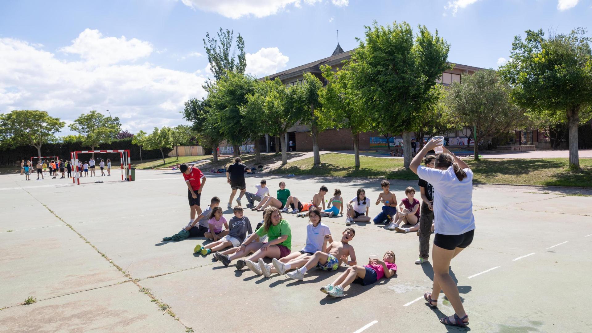 Varios jóvenes juegan en el patio del colegio San Julián