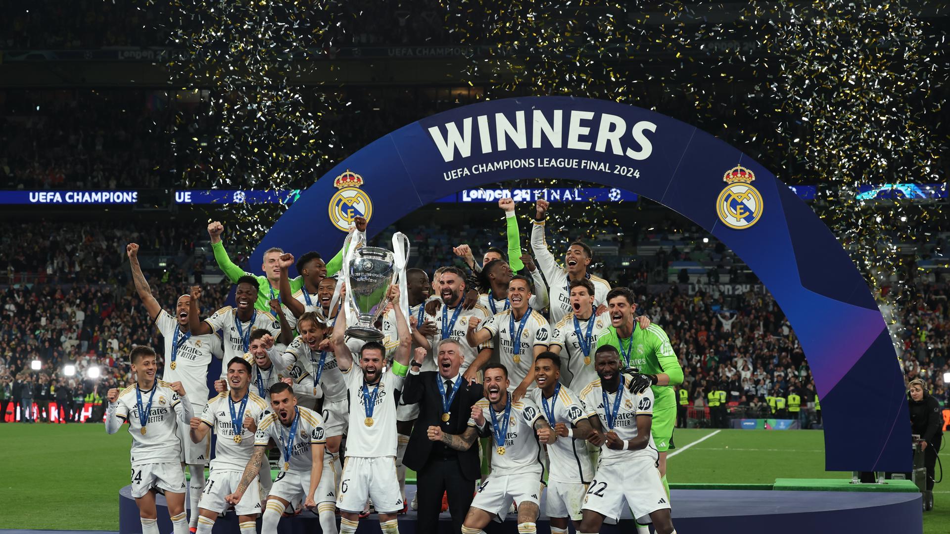 Los jugadores del Real Madrid festejan la consecución de la Decimoquinta Copa de Europa para el club
