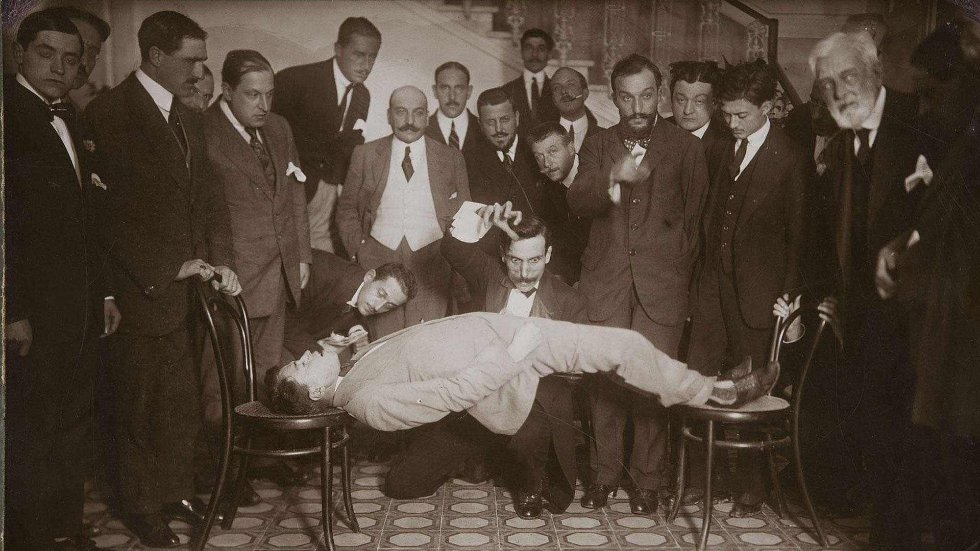 -Imagen de época de uno de los hipnotizadores recogidos en 'Una, grande y rara. Diccionario ilustrado de la España alucinante y alucinada'