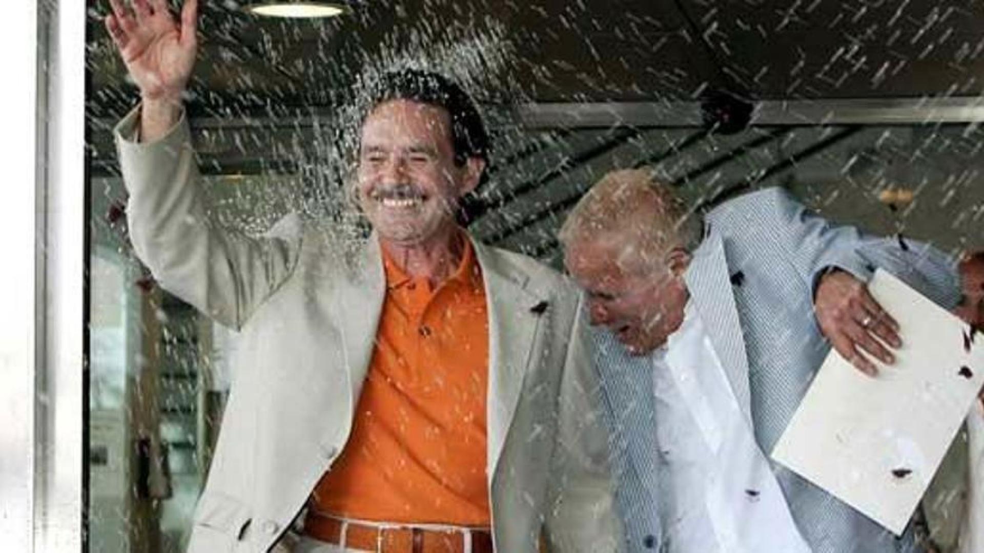 Carlos Baturín, con camisa naranja, el día de su boda en Madrid