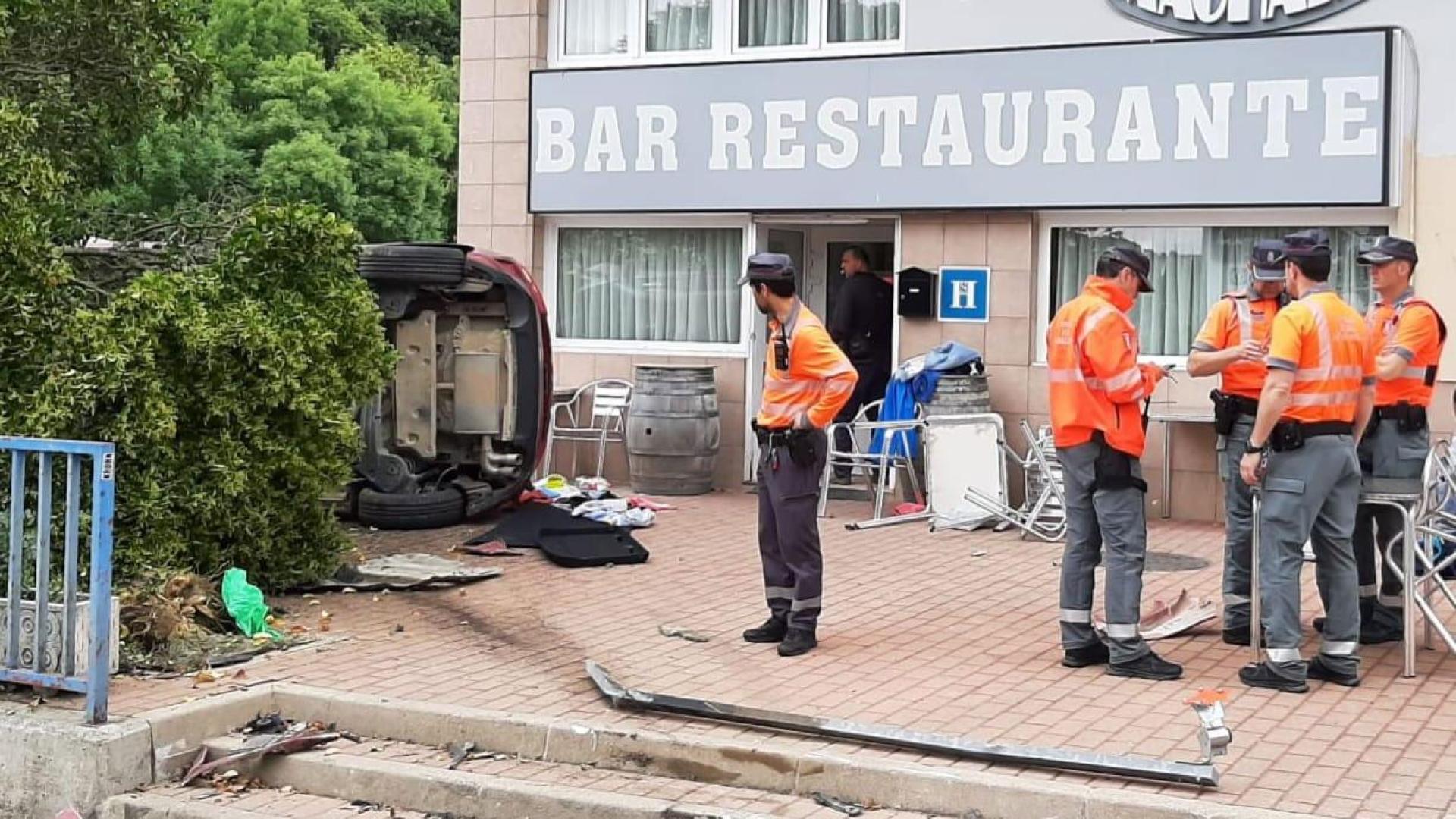 El coche ha saltado las escaleras y ha terminado en la terraza del bar