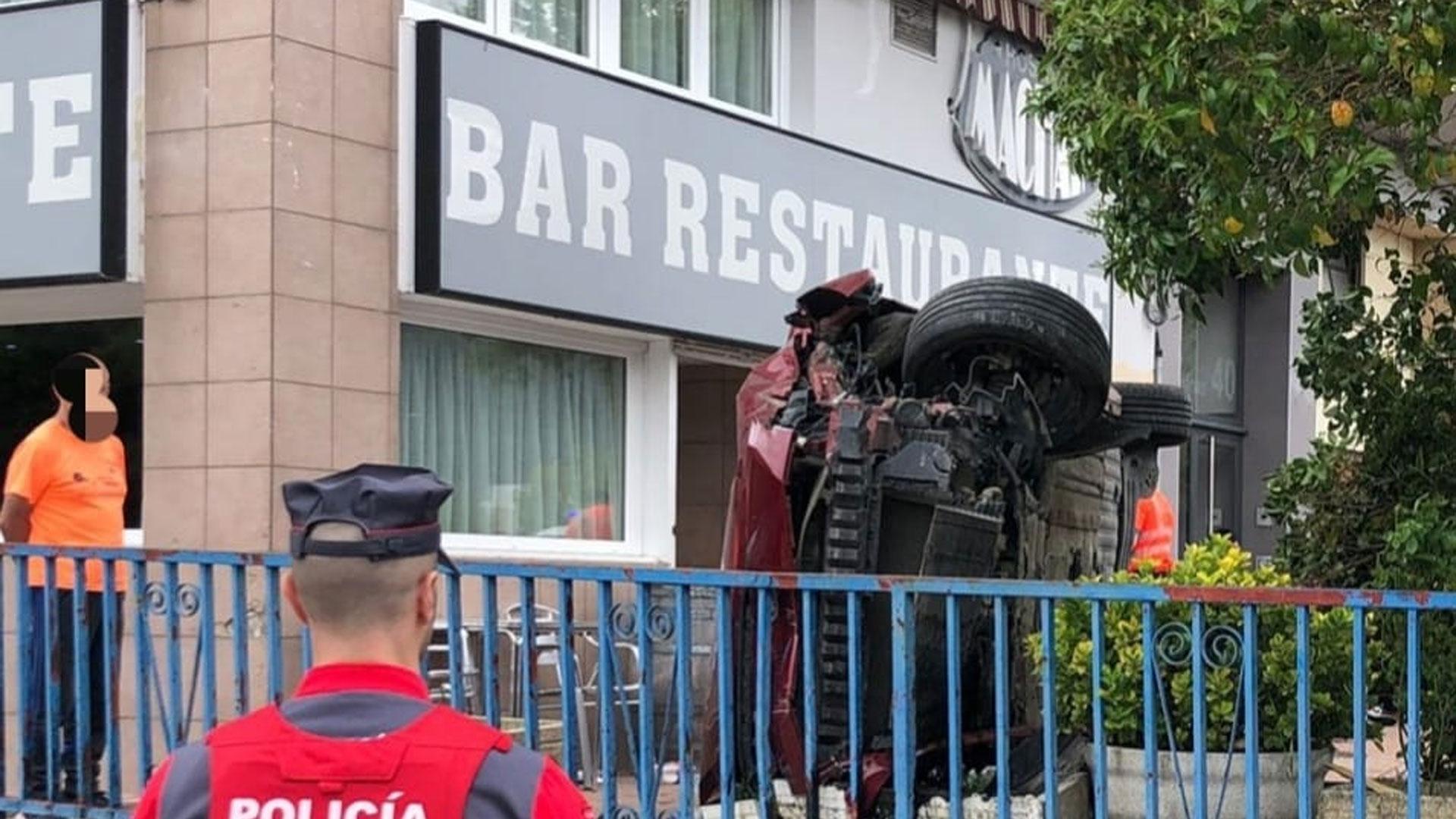 El vehículo ha quedado apoyado sobre uno de sus laterales