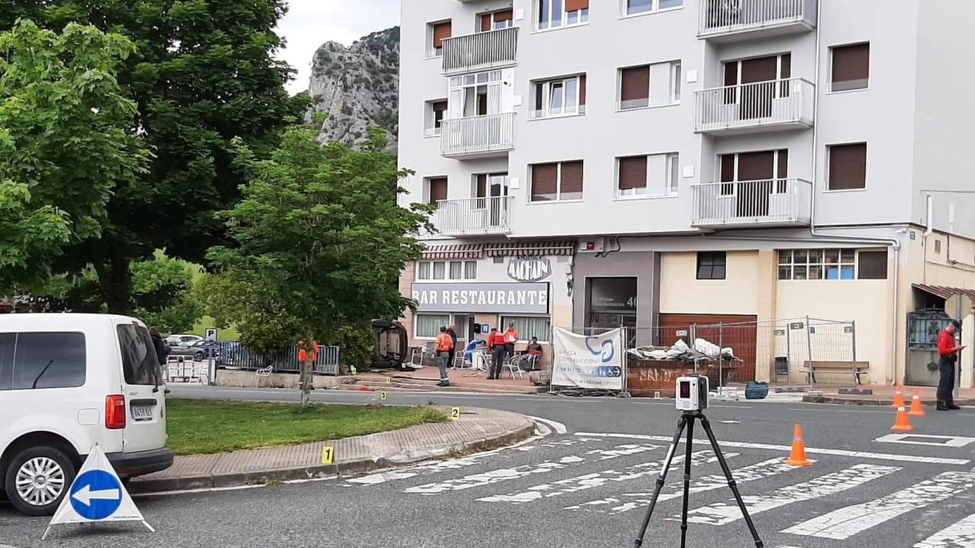 El coche se ha salido de la vía y ha atropellado a dos mujeres en una terraza de un bar