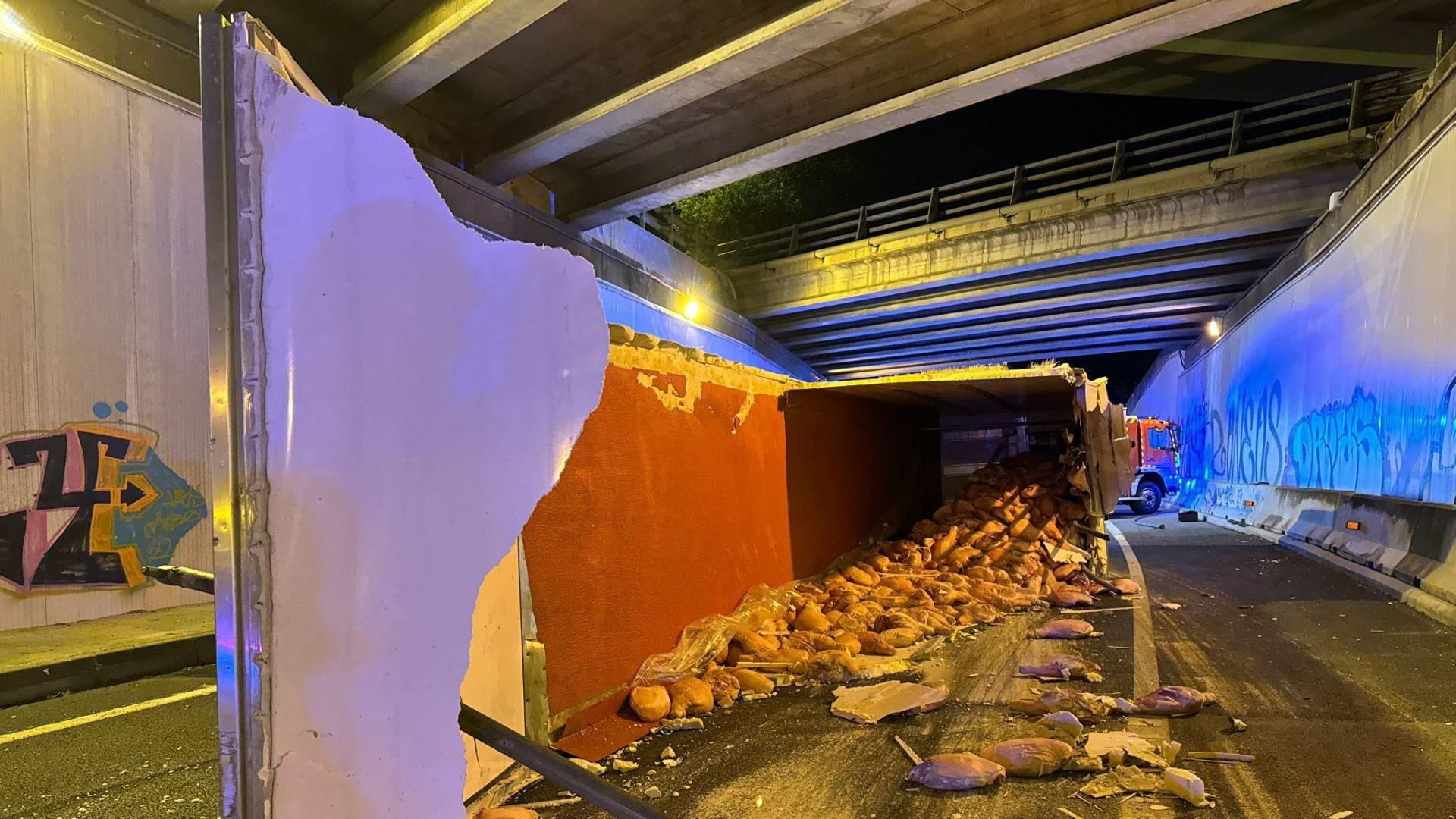 Vuelco de camión con jamones frescos en Getafe