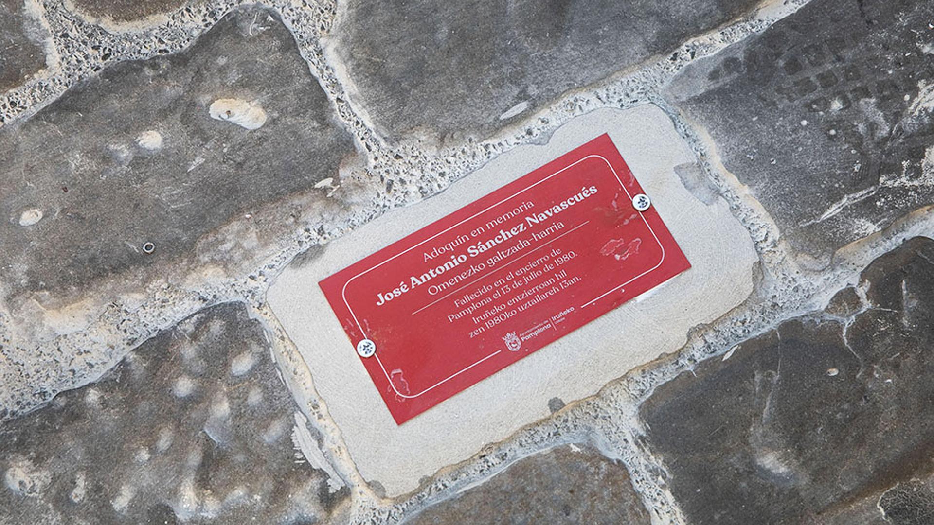 Una de las placas homenaje colocadas en el recorrido del encierro