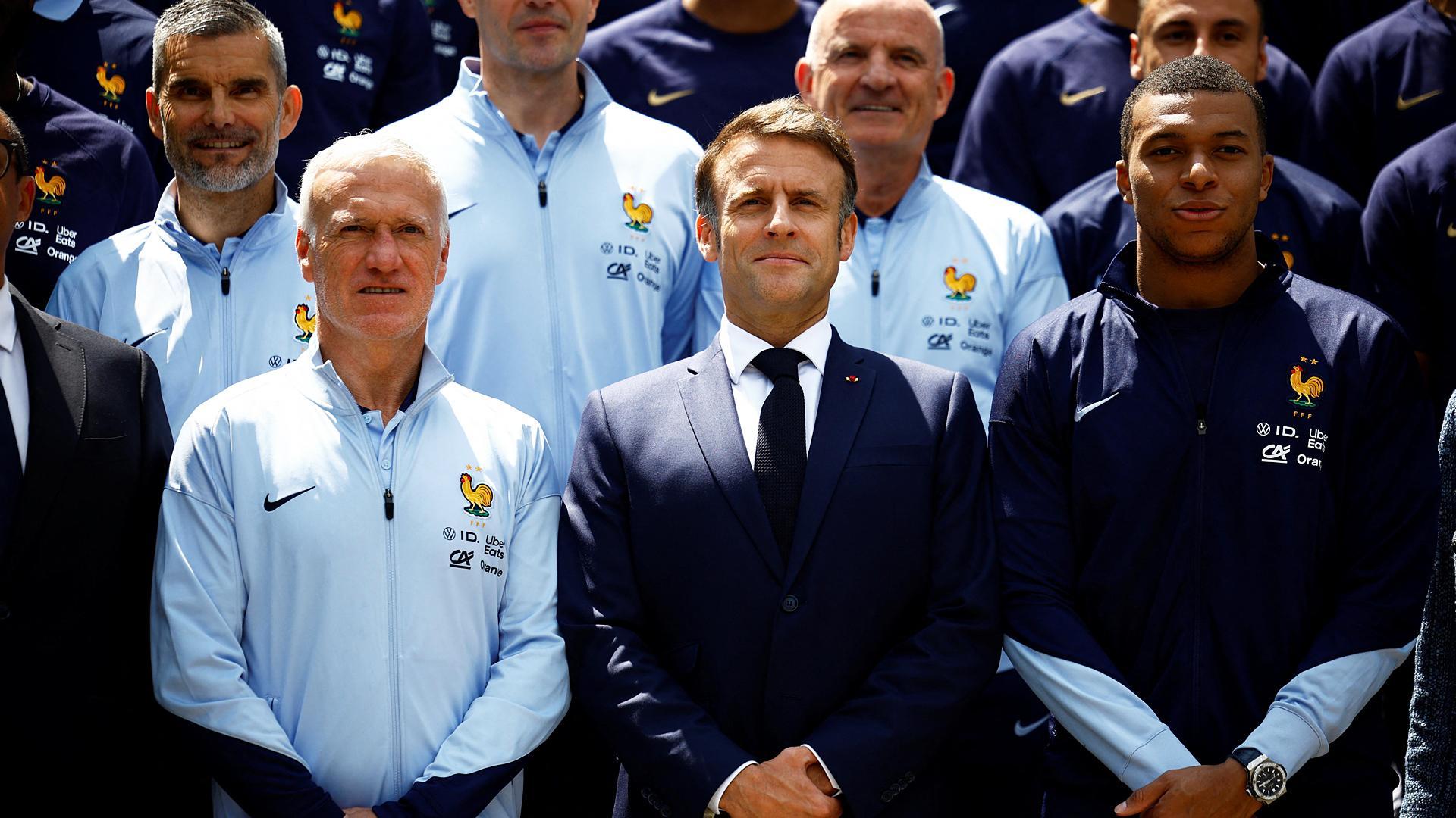 De izda. a dcha., en la primera fila, Didier Deschamps, Emmanuel Macron y Kylian Mbappé durante la visita de la selección francesa al presidente galo