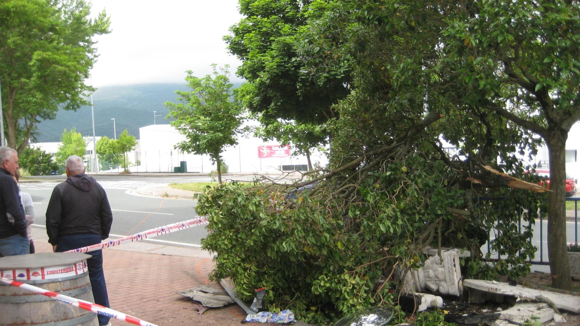 El rincón de la terraza del Hostal-Bar-Restaurante Machain, destrozado por el impacto del coche.