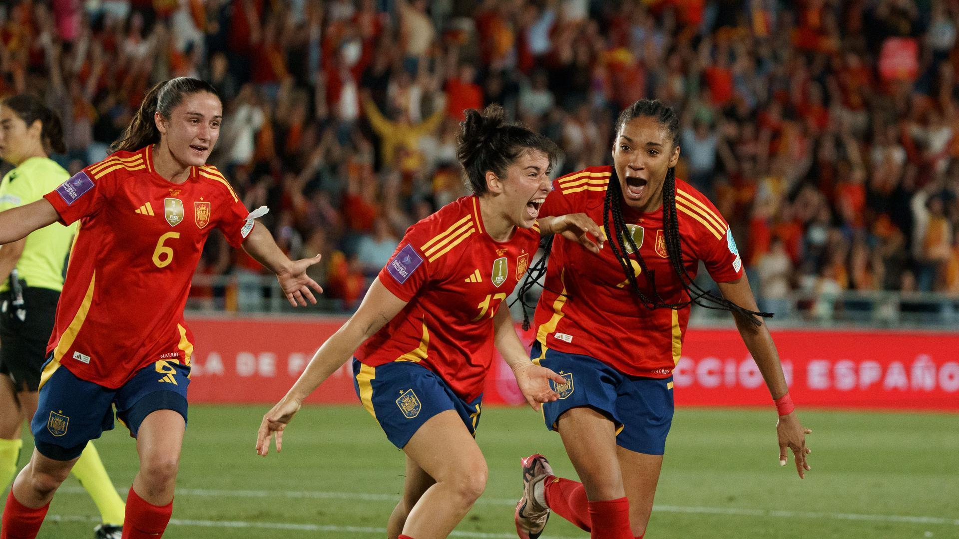 Lucía García celebra su gol, que puso el 3-2 en el marcador