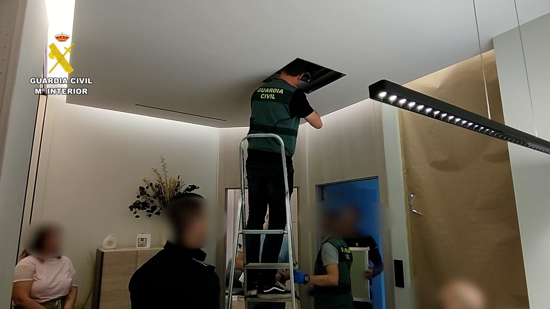 Grababa a inquilinos y empleadas con cámaras que simulaban detectores de humo o perchas