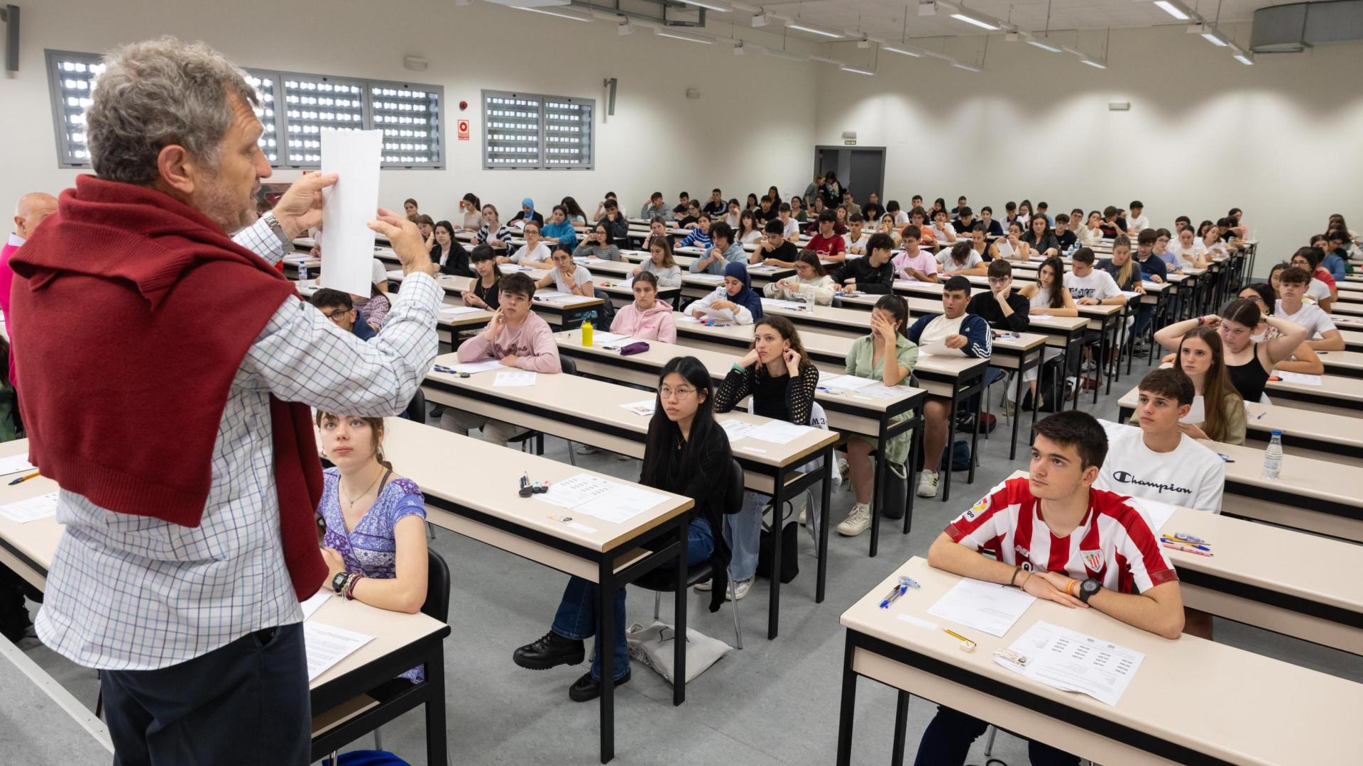 Un profesor da indicaciones a alumnos en el campus de la UPNA de Tudela, el martes por la mañana, antes de comenzar las pruebas.