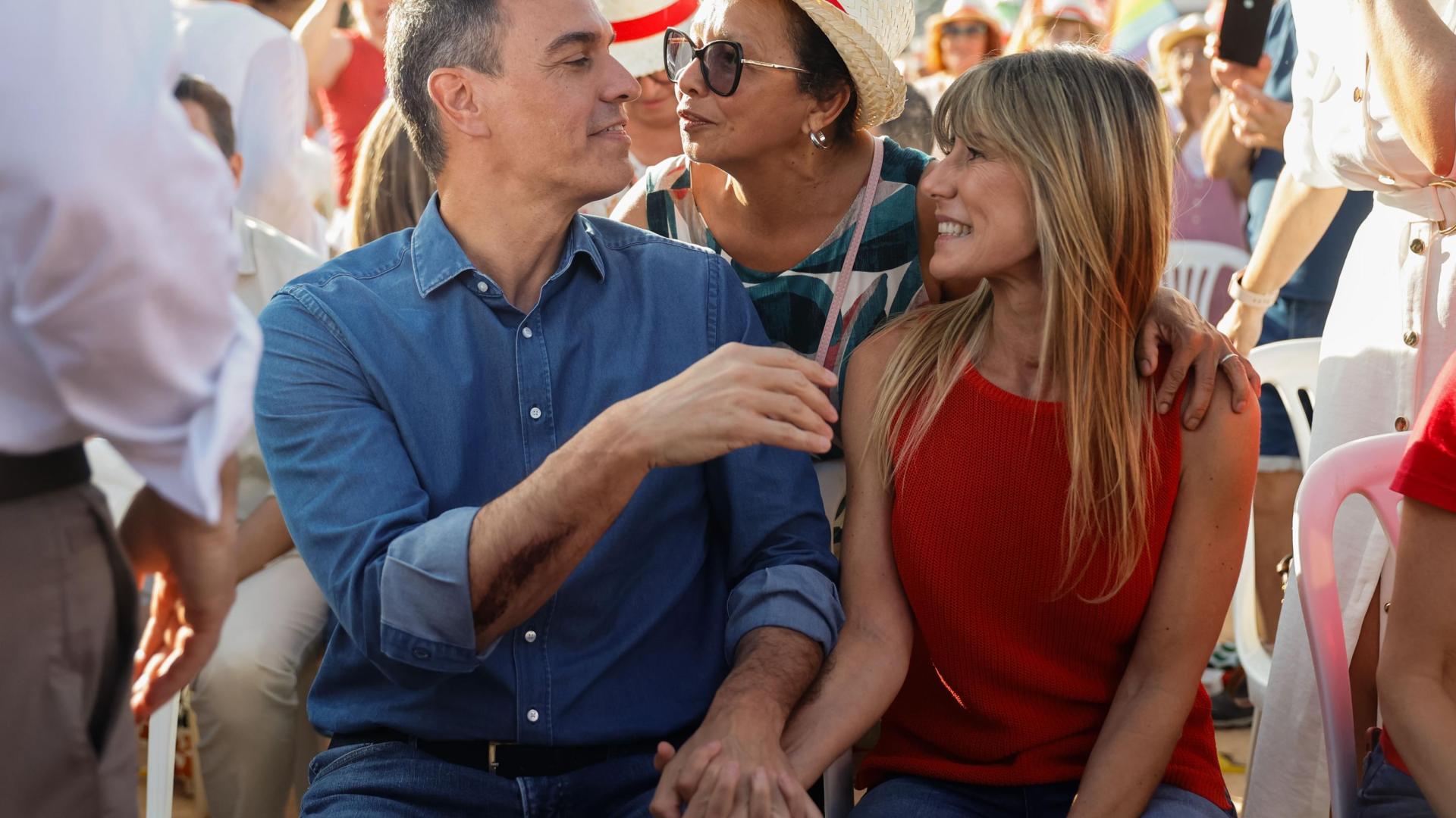 Pedro Sánchez junto a su mujer Begoña Gómez, durante un acto electoral de los socialistas en Benalmádena.