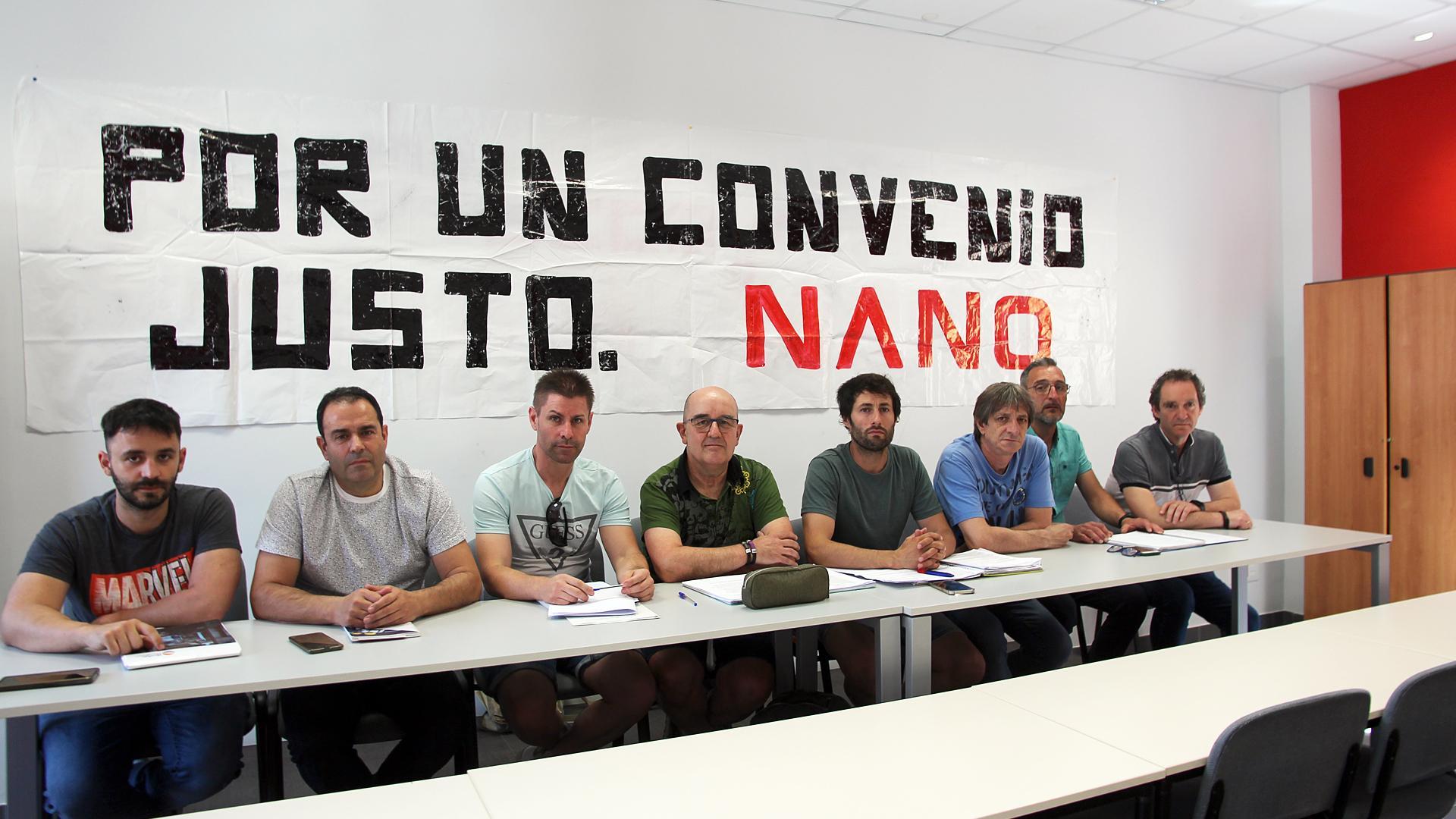 COMITÉ DE EMPRESA De izda. a dcha. Carlos Aguado y Cecilio Antón (UGT); Cristian García y José Antonio Arnedo (ELA); Miguel Lancis (Solidari); y Jesús Pérez, Ángel Amat y Martín Pascual (CC OO), durante la rueda de prensa ofrecida ayer para anunciar la convocatoria de huelga en Nano Tudela