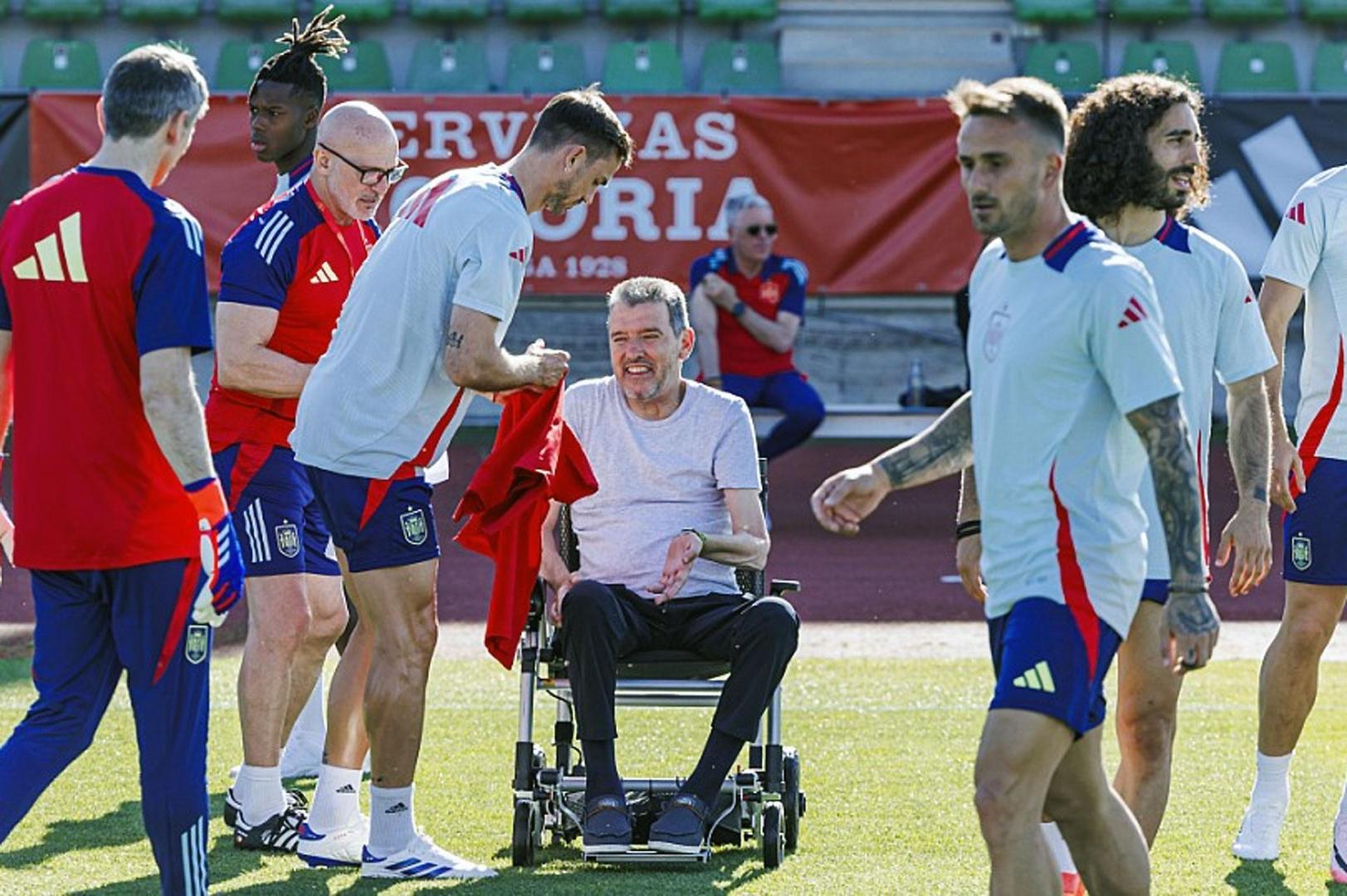 La Selección Española tuvo una visita muy especial en su segundo día de concentración en la Ciudad del Fútbol de Las Rozas. El navarro Juan Carlos Unzué compartió una charla con todos los internacionales y con el cuerpo técnico de Luis de la Fuente que fue quien le pidió que visitara a la plantilla y compartiera con ellos sus experiencias dentro y fuera de los terrenos de juego.