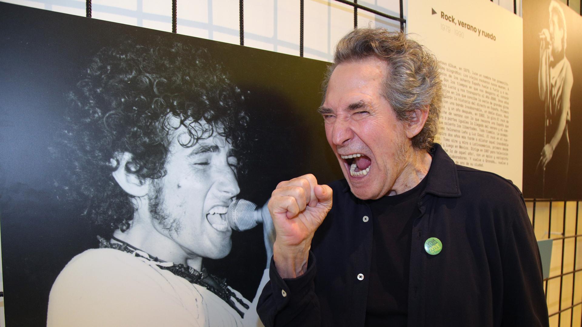 Miguel Ríos junto a una de sus fotografías en la inauguración del centro 'Espacio Caja Sonora'