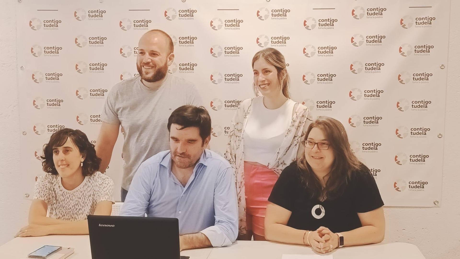 De pie, de izquierda a derecha, los ediles de Contigo Tudela Alberto Lajusticia y Eva Eliceche. Sentados, Marisa Marqués, Eneko Larrarte y Olga Risueño.