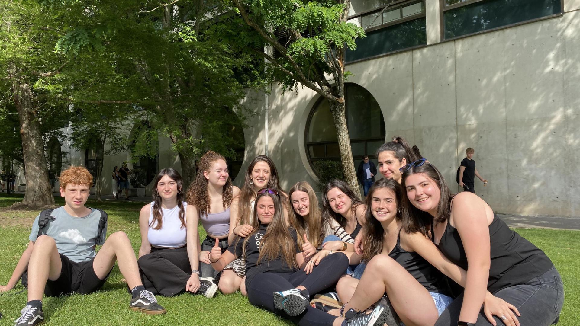De izquierda a derecha, Eneko Zulaika, Idoia Ibarboure, Lexuri Arotzena, Larraitz Eugi, Janire Otxandorena, Naiara Ubina, Naroa Telletxea, Julene Mitxelena, Naroa Irigoyen y Nerea Petrirena, estudiantes del IES Toki Ona de Bera.