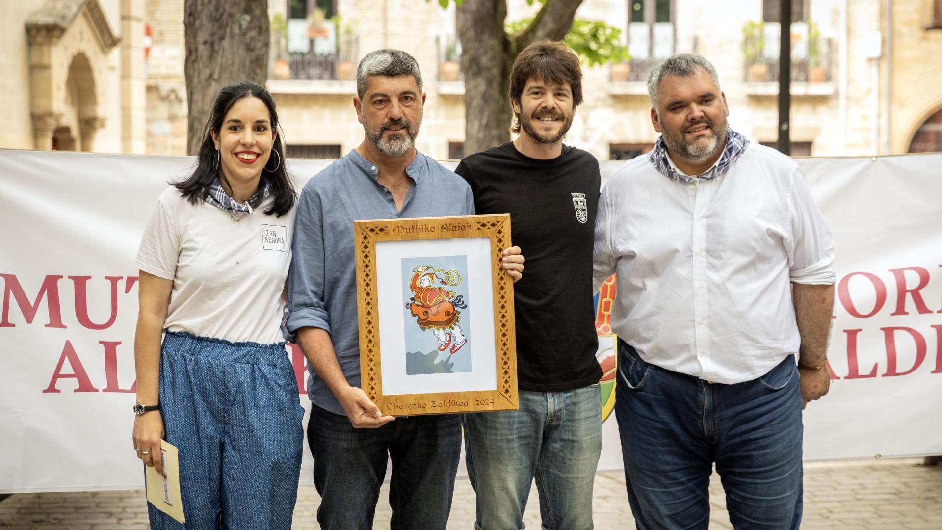 Representantes de la peña con el galardonado.