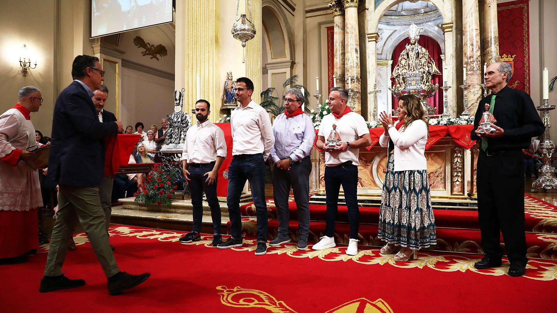 Dos corredores, el alcalde de Milagro, Miguel Herreras, su mujer y el director de la orquesta fueron homenajeados
