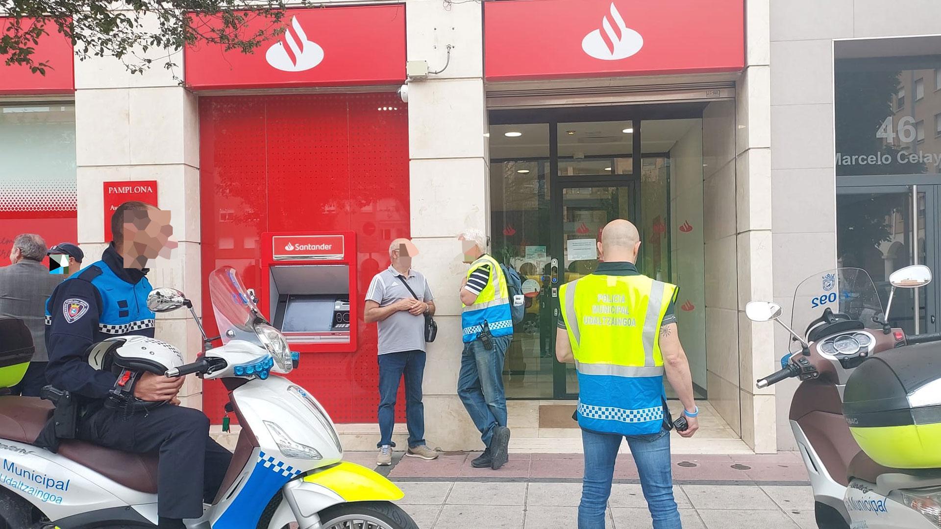 Agentes de policía, en el exterior de la oficina del Banco Santander