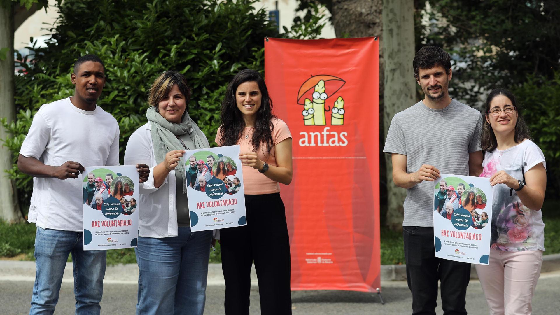 Steven Balanta, voluntario; Helena Gallego, gerente; Miriam Rivas, capitana de Osasuna; Iñigo Asensio, responsable de voluntariado; y Vanesa Alonso, trabajadora y usuaria de los programas de Anfa
