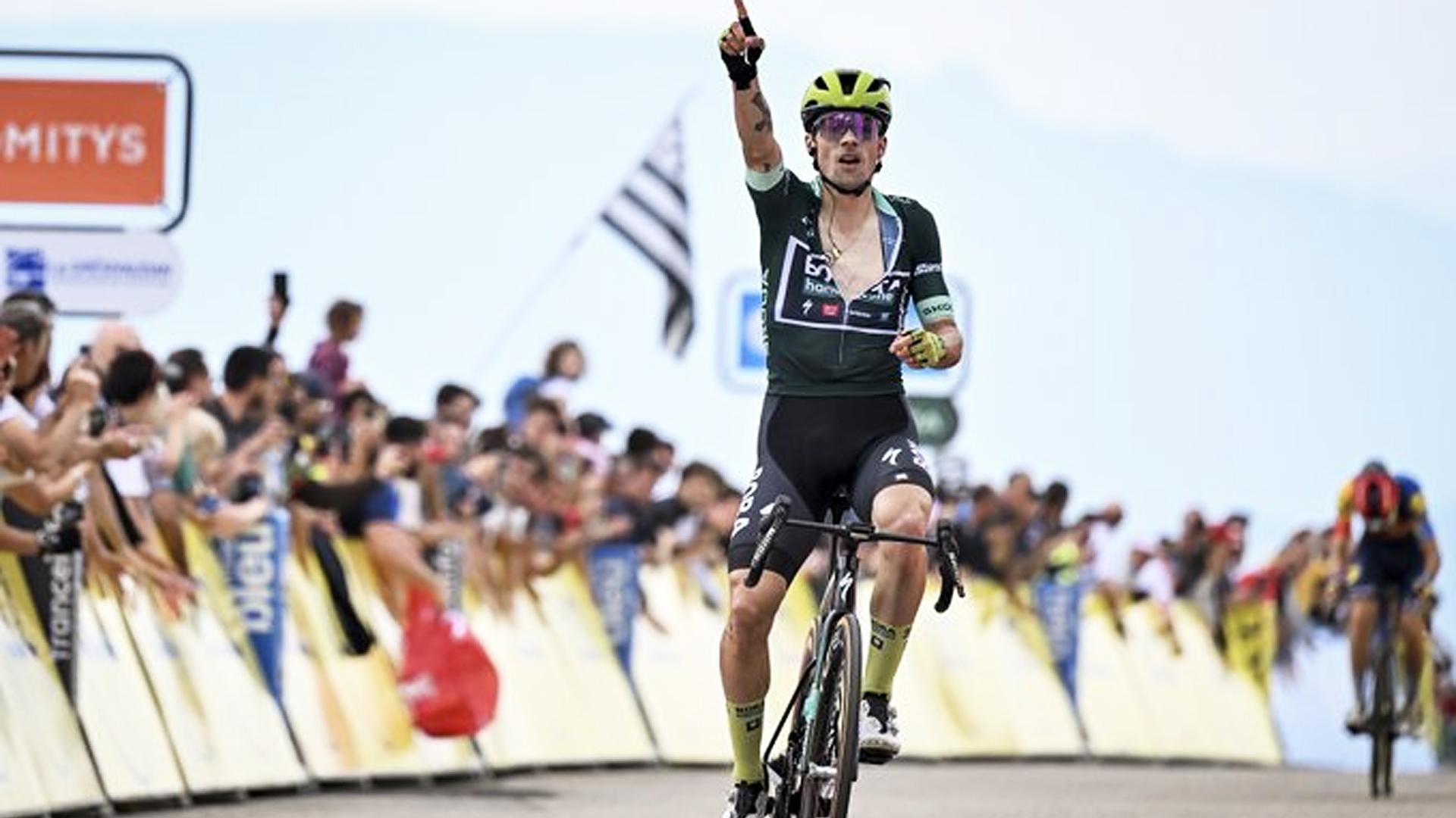 Primoz Roglic entra primero en la meta de Collet d'Allevard