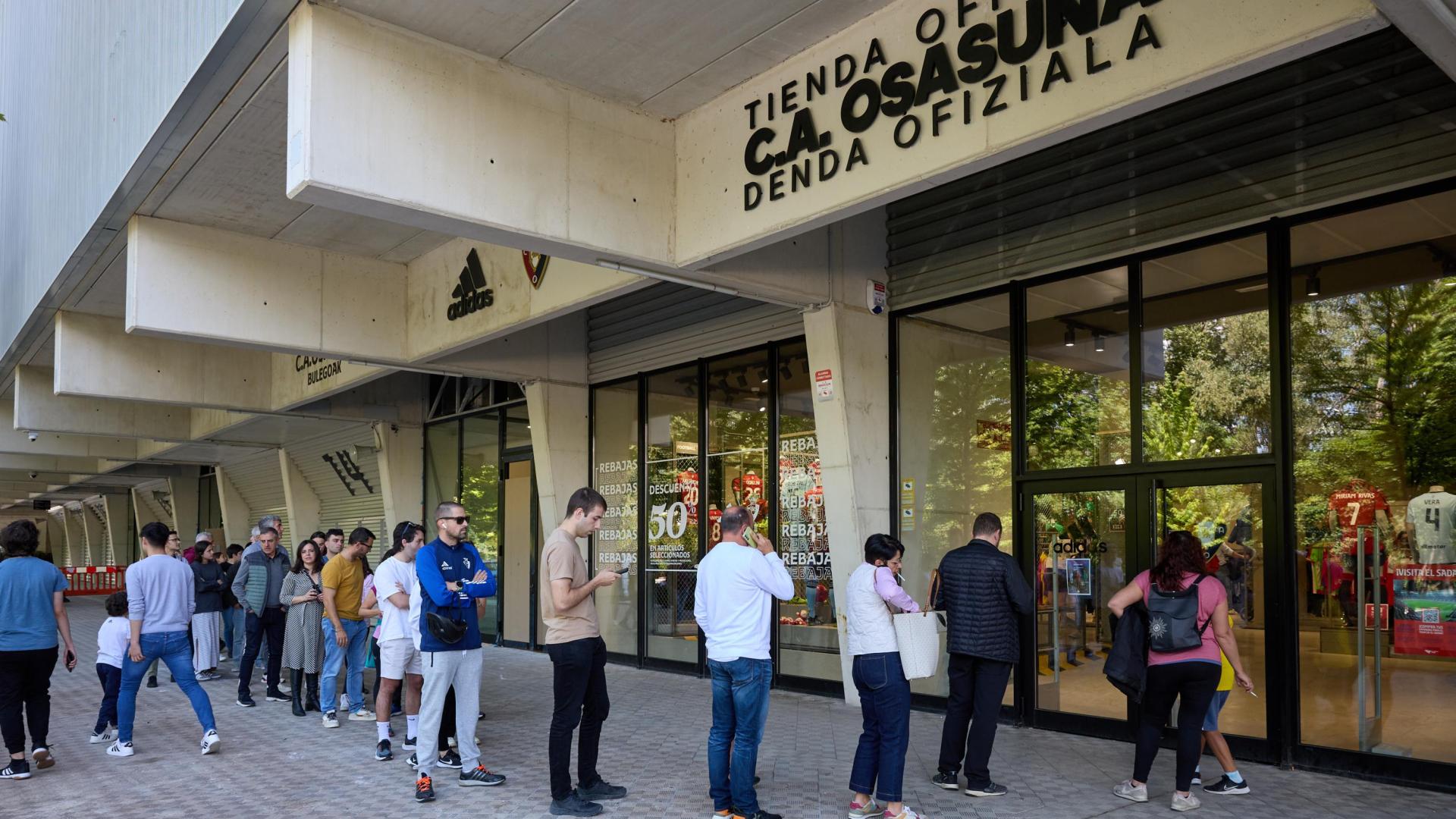 Colas de aficionados en días pasados buscando prendas de Adidas rebajadas de precio en la tienda, antes del desembarco de Macron