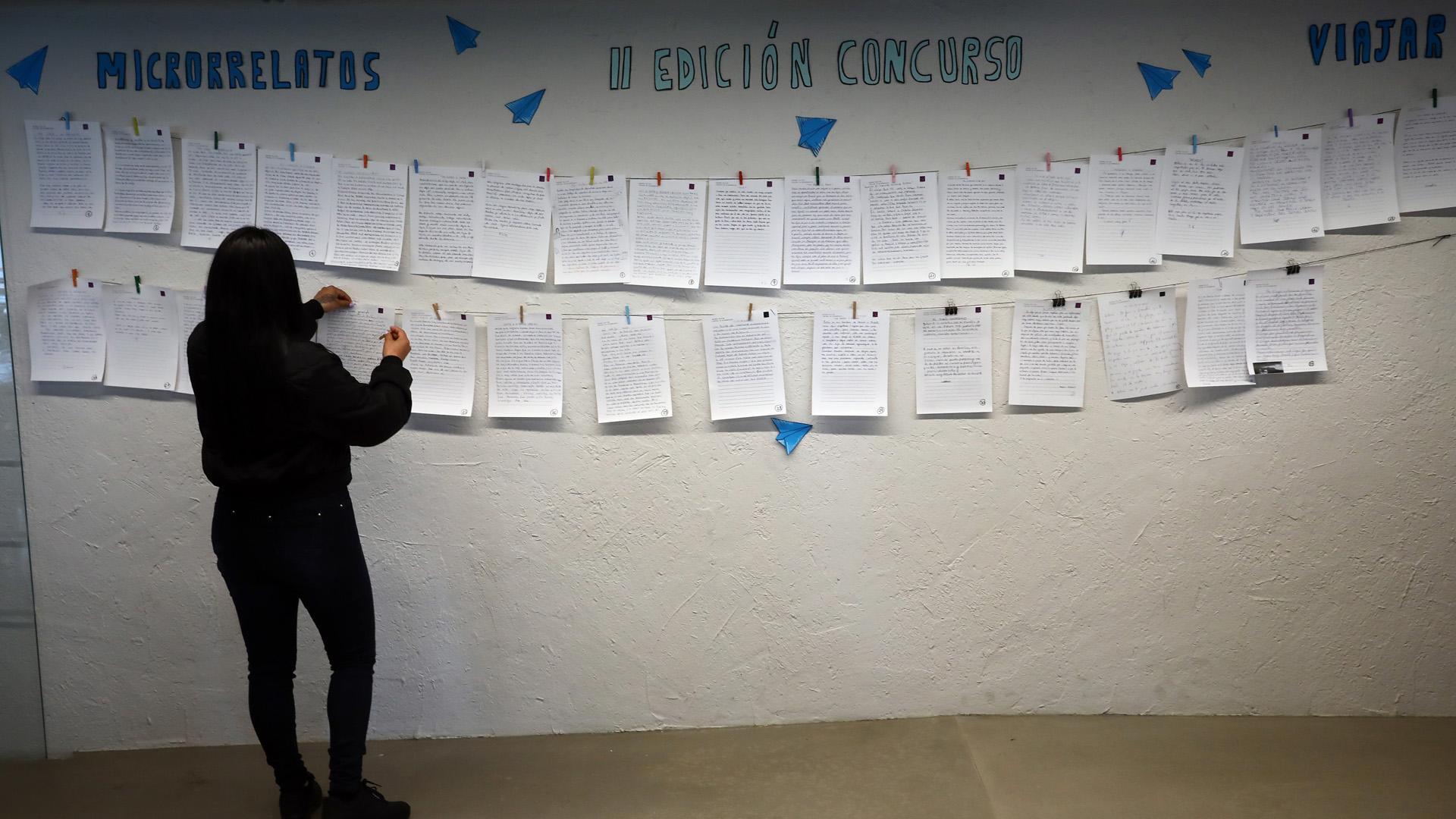 Sobre el panel de los relatos, ‘Cataleya’, nombre figurado de una mujer acompañada por la asociación Itxaropengune, recoge el que escribió con su letra y su corazón