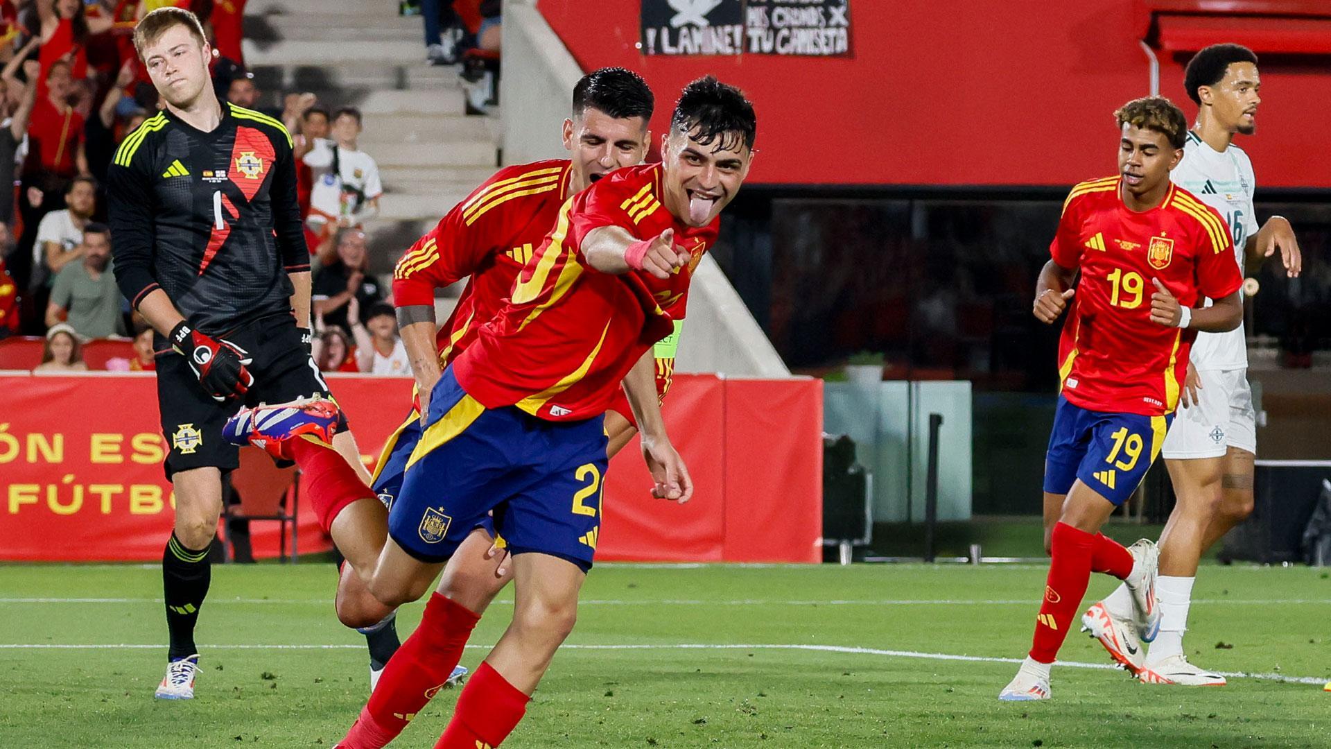 El centrocampista de la selección española Pedri (c) celebra tras marcar el 3-1, durante el partido amistoso de fútbol ante Irlanda del Norte