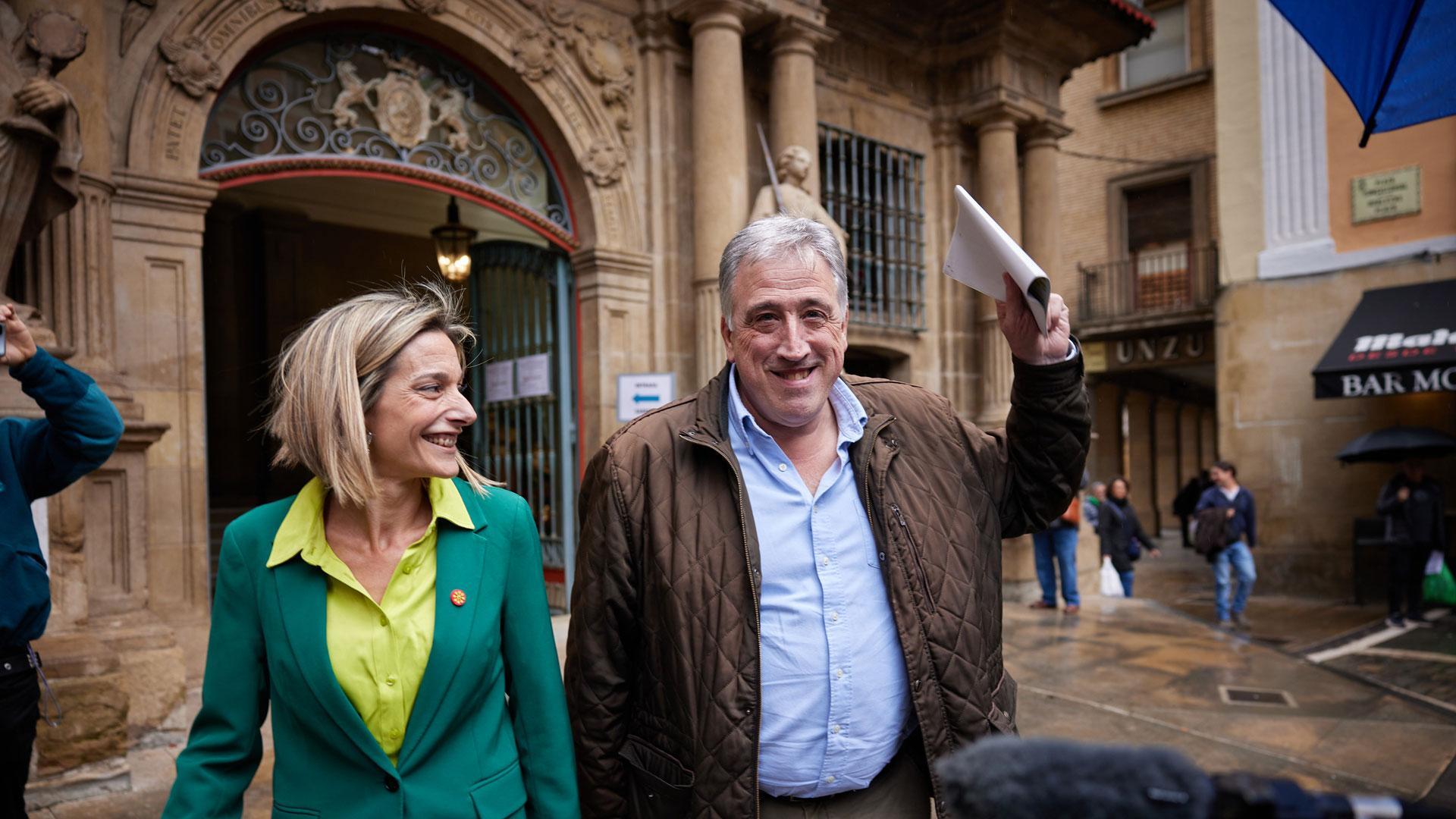 Miren Zabaleta, junto a Joseba Asiron, cuando presentó la moción de censura en el Ayuntamiento de Pamplona