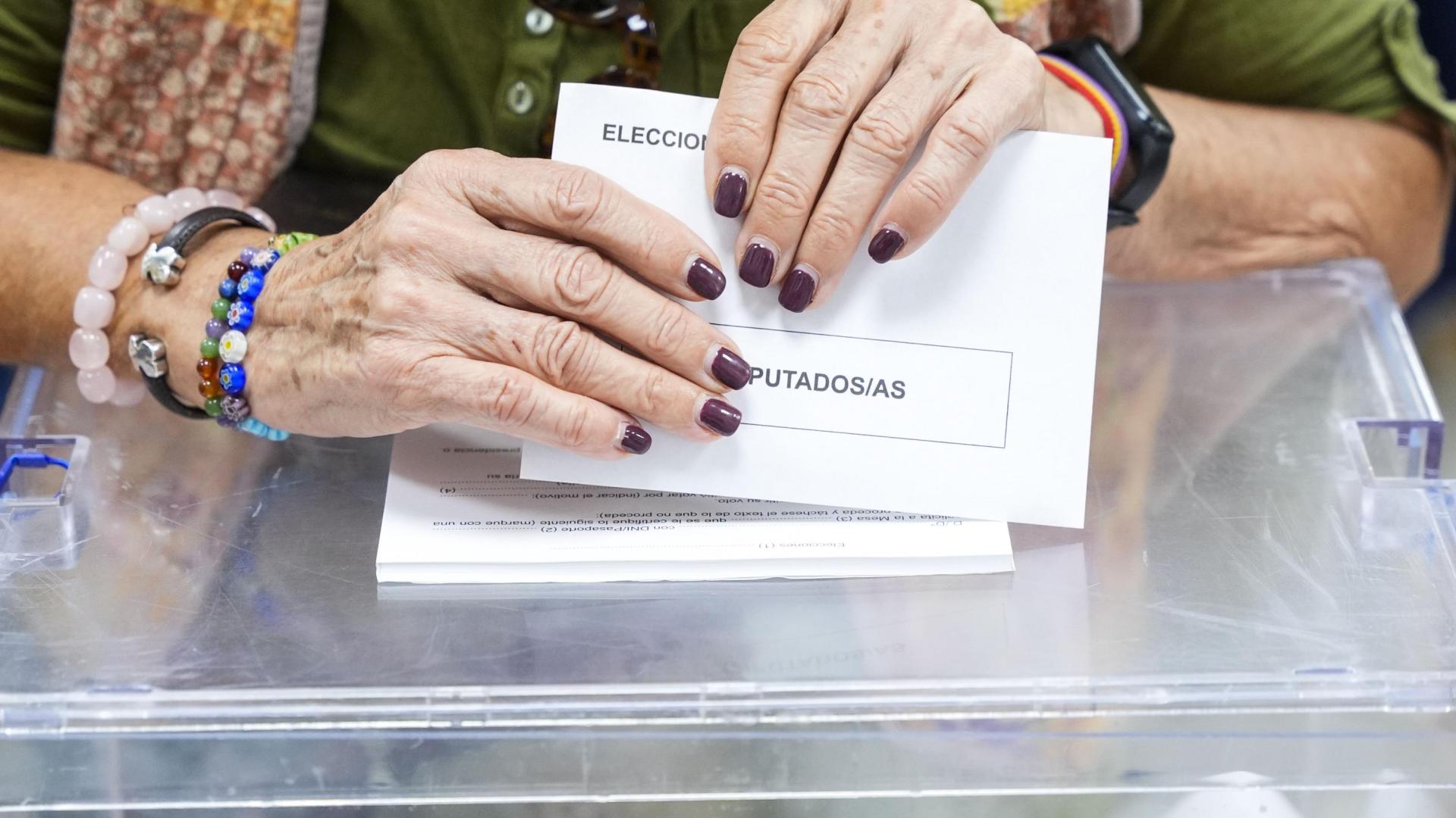 Una persona deposita su voto en las Elecciones Europeas