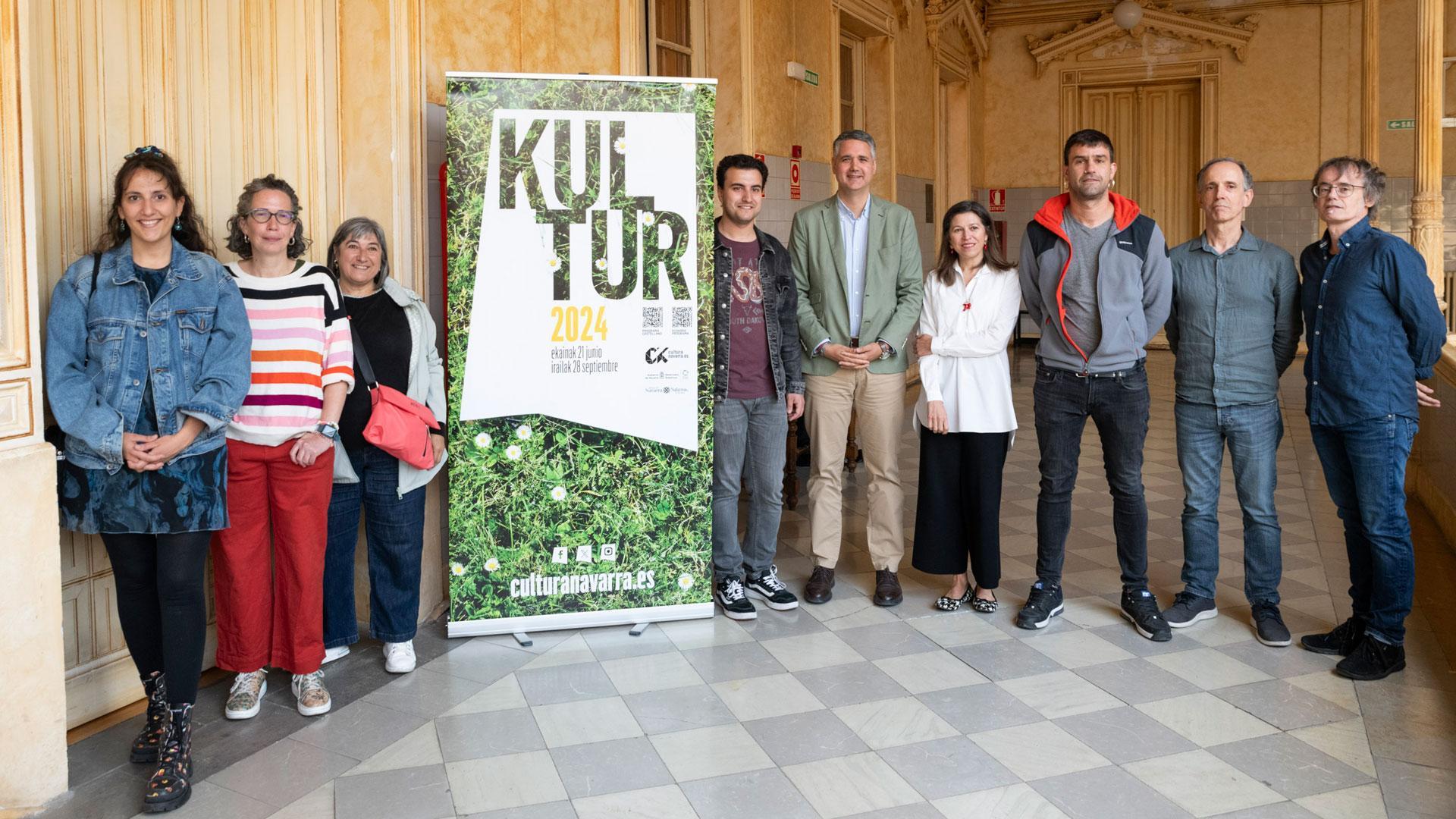 El director general de Cultura, Ignacio Apezteguía, y la directora general de Turismo, Ana Rivas, junto a participantes en el programa Kultur