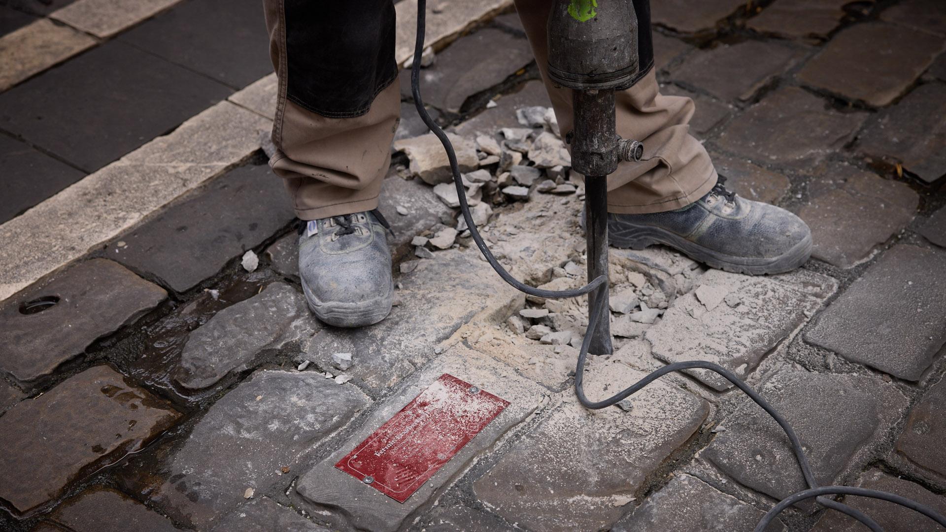 Los operarios han comenzado con los trabajos de retirada de las placas instaladas en el recorrido del encierro