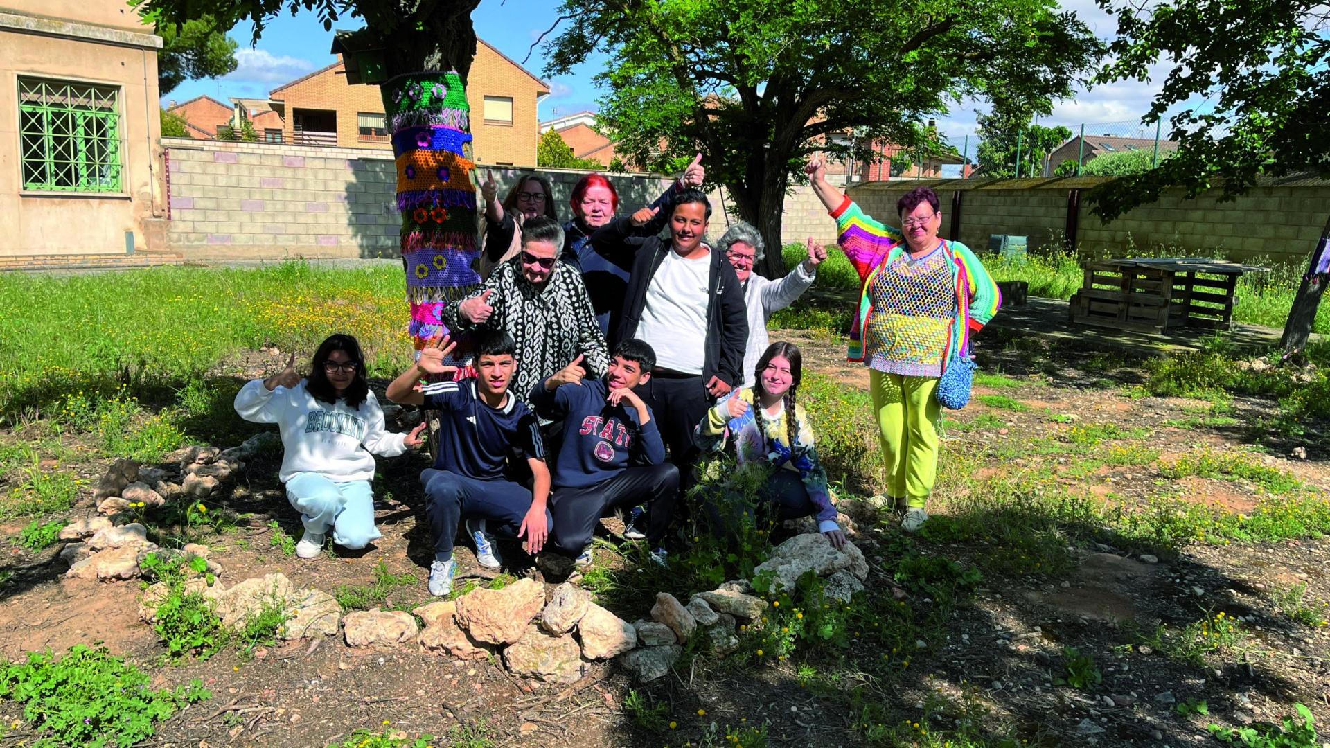 Foto de grupo de los y las participantes en el proyecto 'Tejiendo lazos'