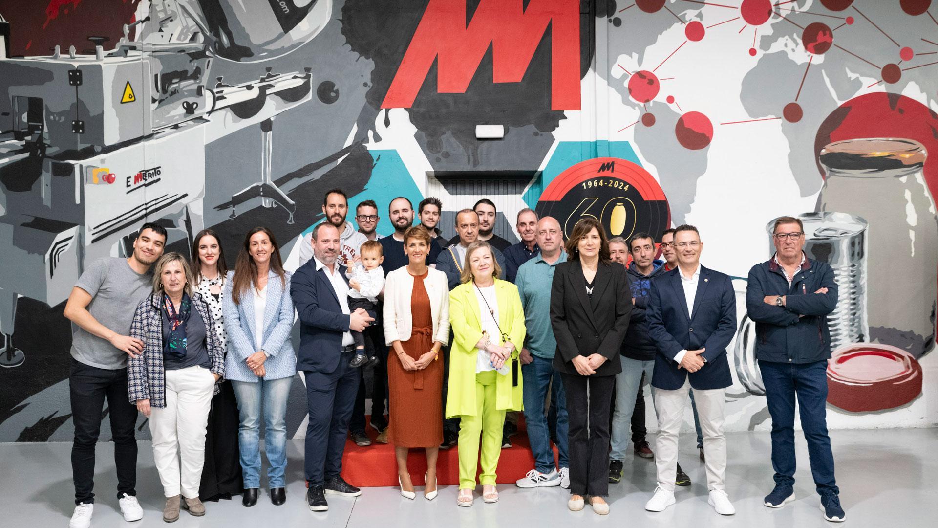La presidenta Chivite con la plantilla de la empresa y la familia propietaria. A su izda., Mila Sainz (2ª generación) y, a la dcha., Hugo Arteaga (3ª generación). En primera fila, de negro, la alcaldesa de Mendavia, María José Verano