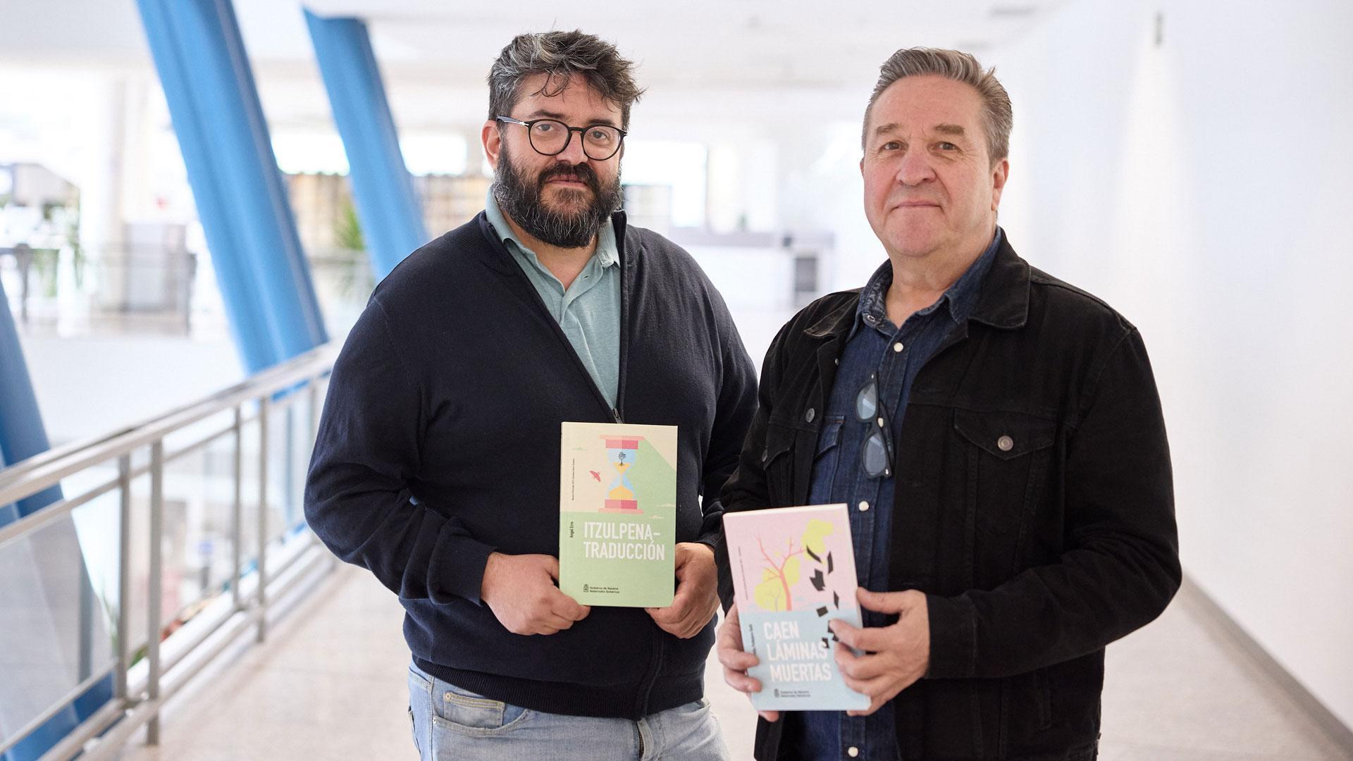 Angel Erro y Pello Pellejero con sus obras ganadoras del Premio Navarro Villoslada 2023