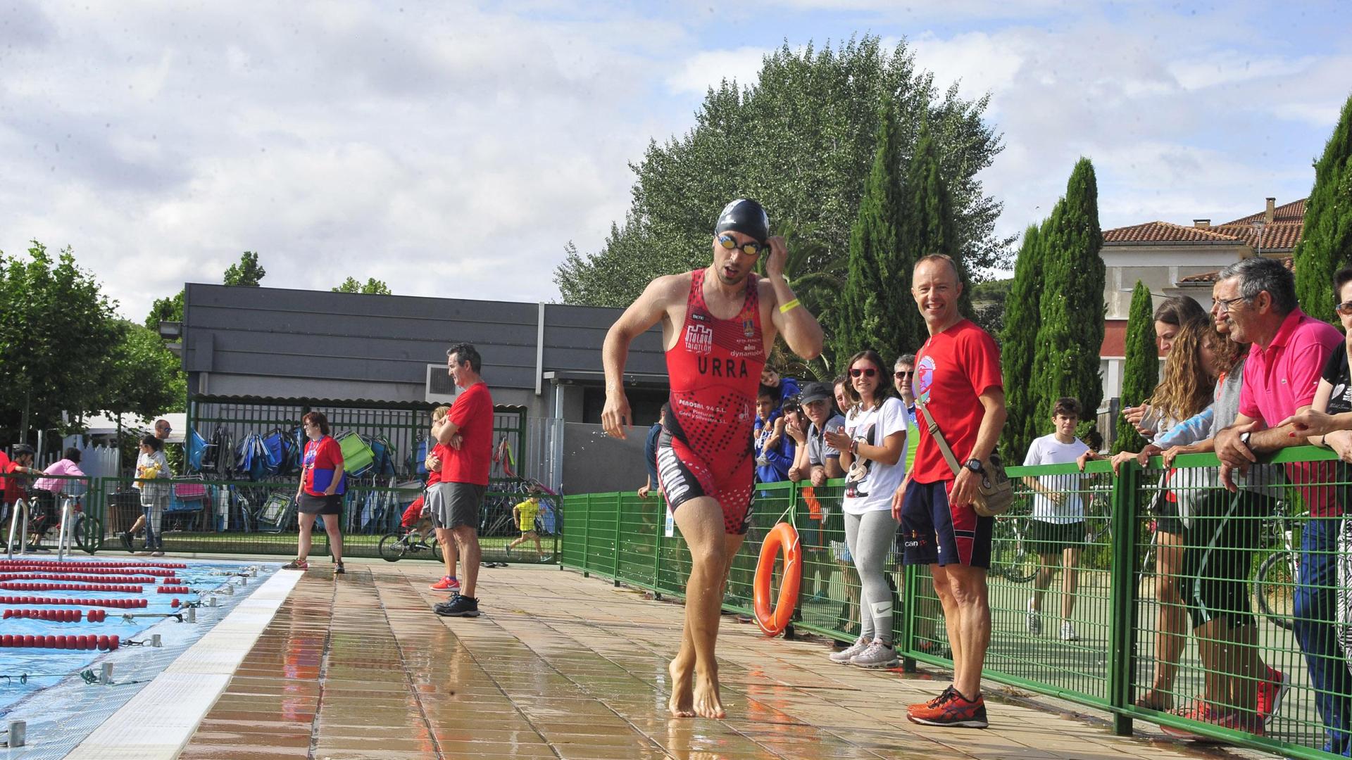 Salida del segmento de natación en un pasado Triatlón de Peralta.